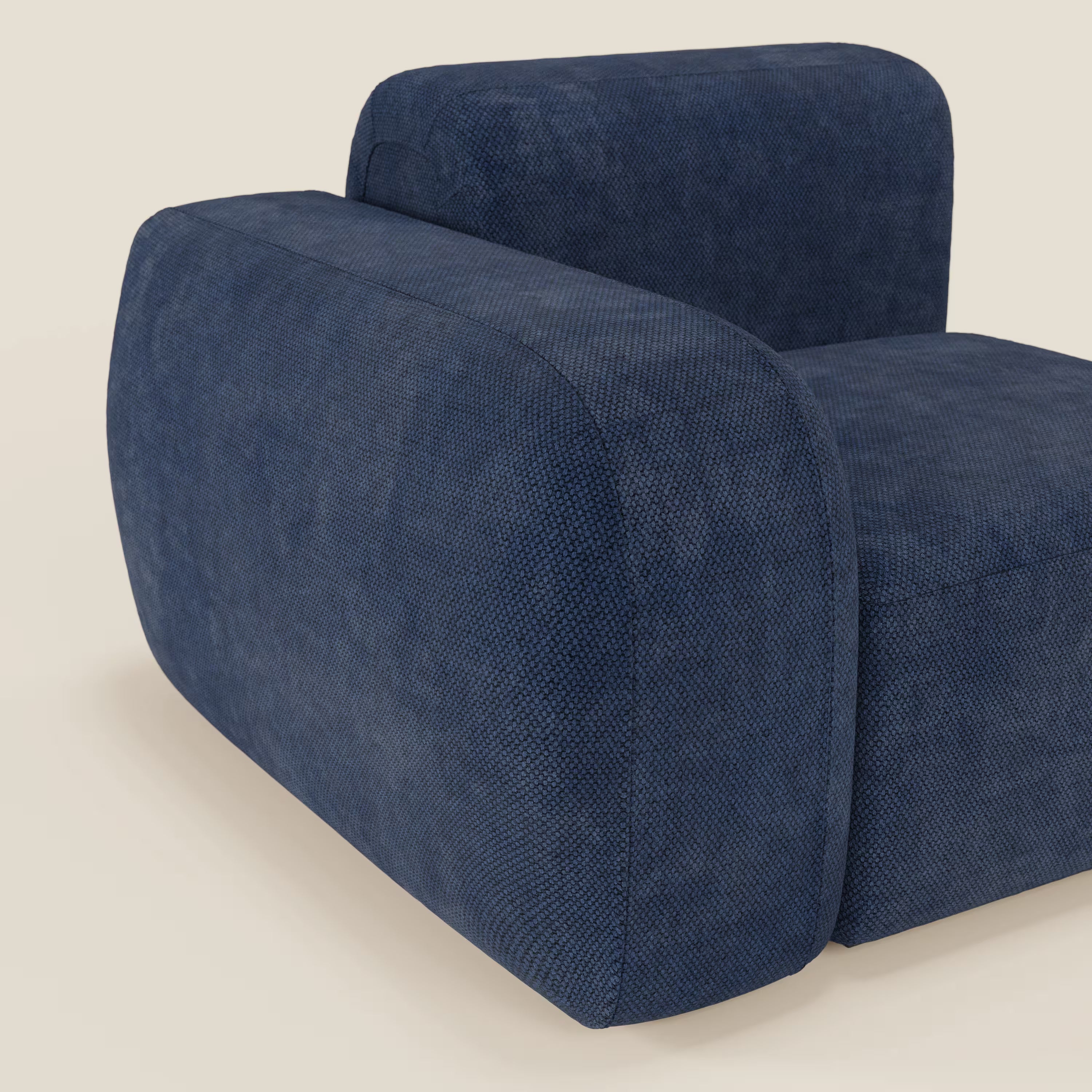 Un primo piano del BonBon modulo terminale 105 cm sinistro o destro - Grande Fratello edition blu navy di Divani.Store mostra i braccioli spessi e arrotondati e lo schienale in tessuto blu scuro dalla forma squadrata e minimalista su uno sfondo bianco sporco.