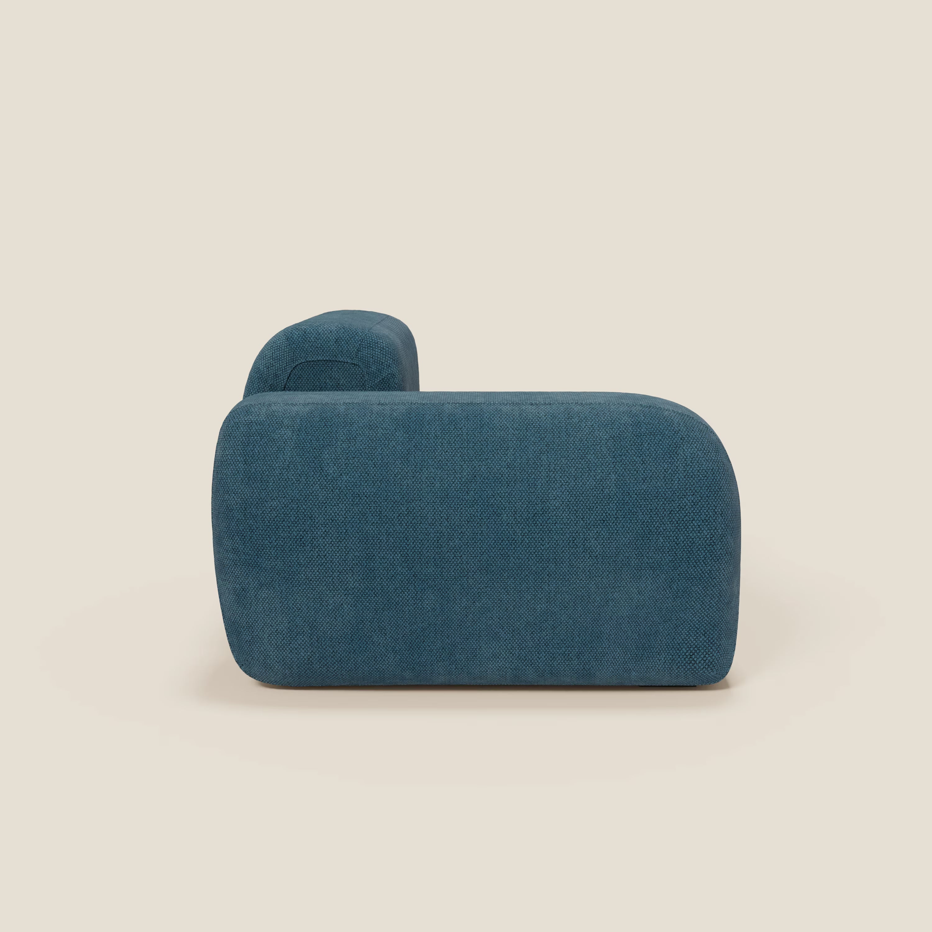 BonBon modulo terminale 105 cm sinistro o destro - Grande Fratello edition petrolio di Divani.Store è una poltrona moderna di colore blu con bordi arrotondati, braccioli in feltro e schienale basso e imbottito, raffigurata di lato su uno sfondo bianco sporco.
