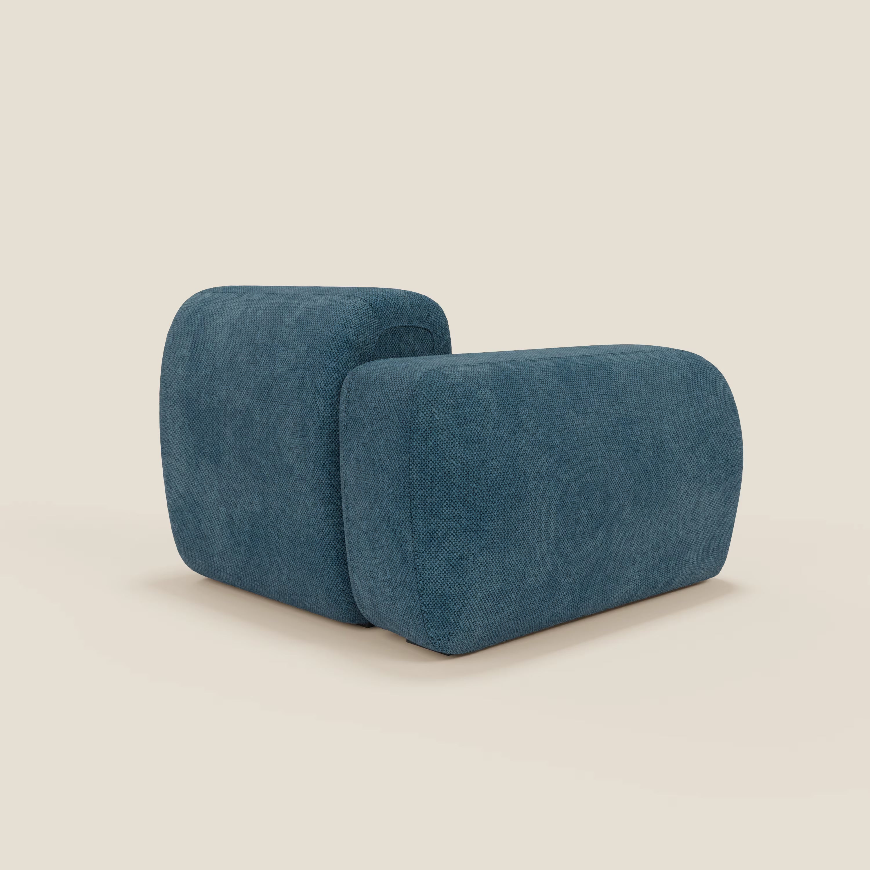 BonBon modulo terminale 105 cm sinistro o destro - Grande Fratello edition petrolio di Divani.Store è una moderna poltrona lounge senza braccioli con tessuto blu e linee curve, che offre un comfort accogliente su uno sfondo beige chiaro. Realizzata in Italia e ispirata alla collezione Bonbon.