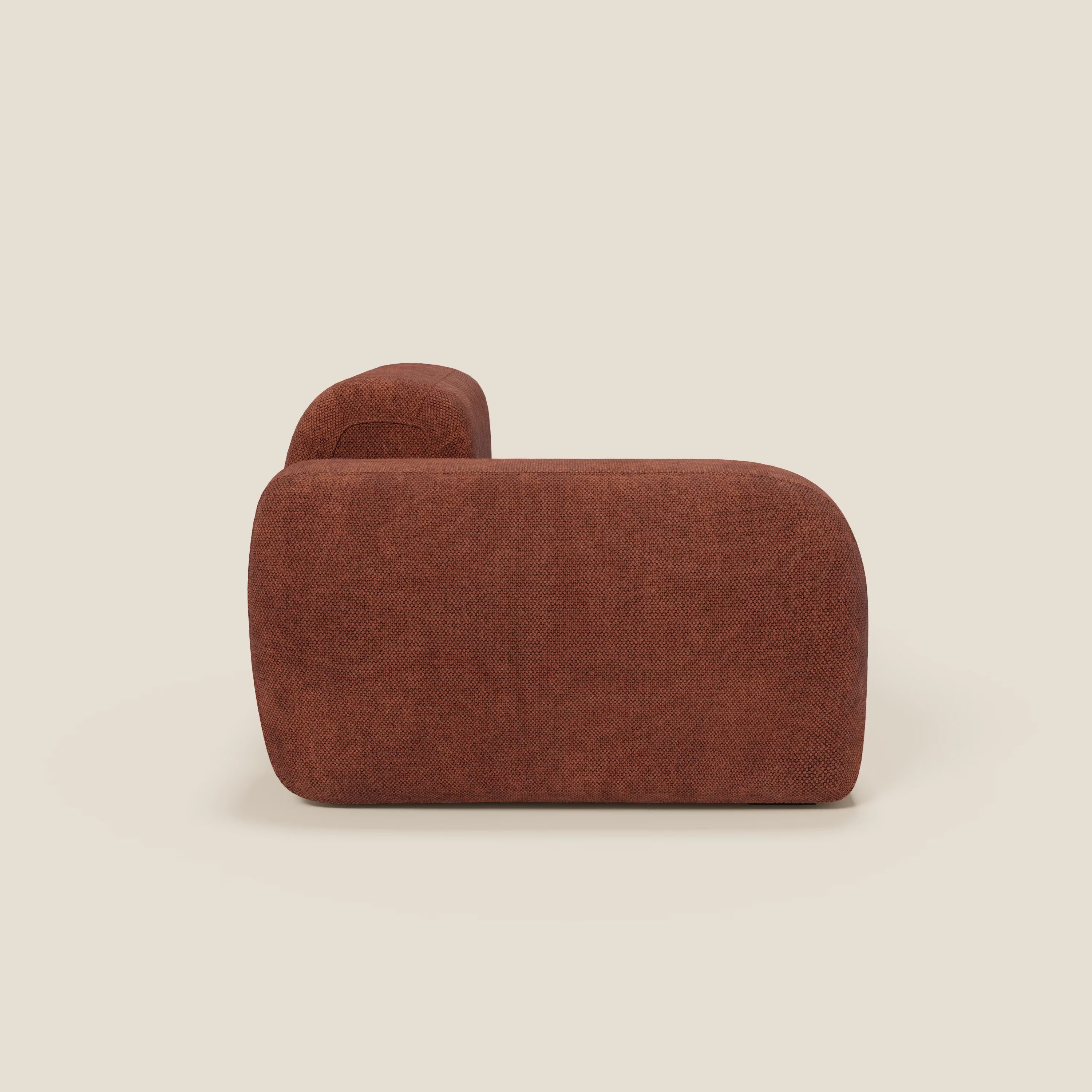 Vista laterale del tappeto BonBon modulo terminale 105 cm sinistro o destro - Grande Fratello edition di Divani.Store, con bordi arrotondati e gambe nascoste, in tessuto strutturato rosso ruggine su sfondo beige chiaro. Artigianato italiano.