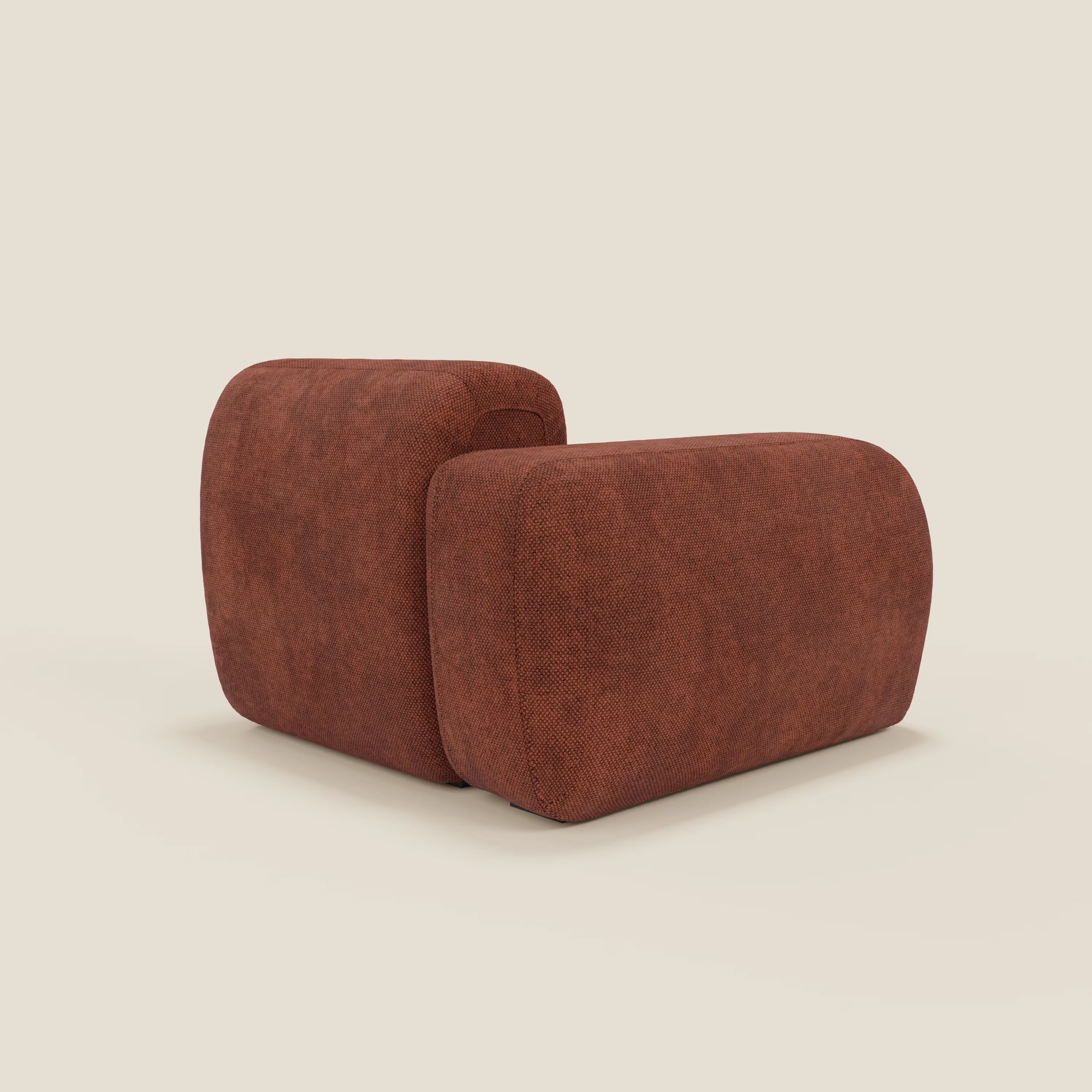 Il BonBon modulo terminale 105 cm sinistro o destro - Grande Fratello edition ruggine di Divani.Store è una moderna poltrona lounge senza braccioli con cuscini spessi e arrotondati in tessuto ruggine, che riflette l'artigianato italiano e il design minimalista.