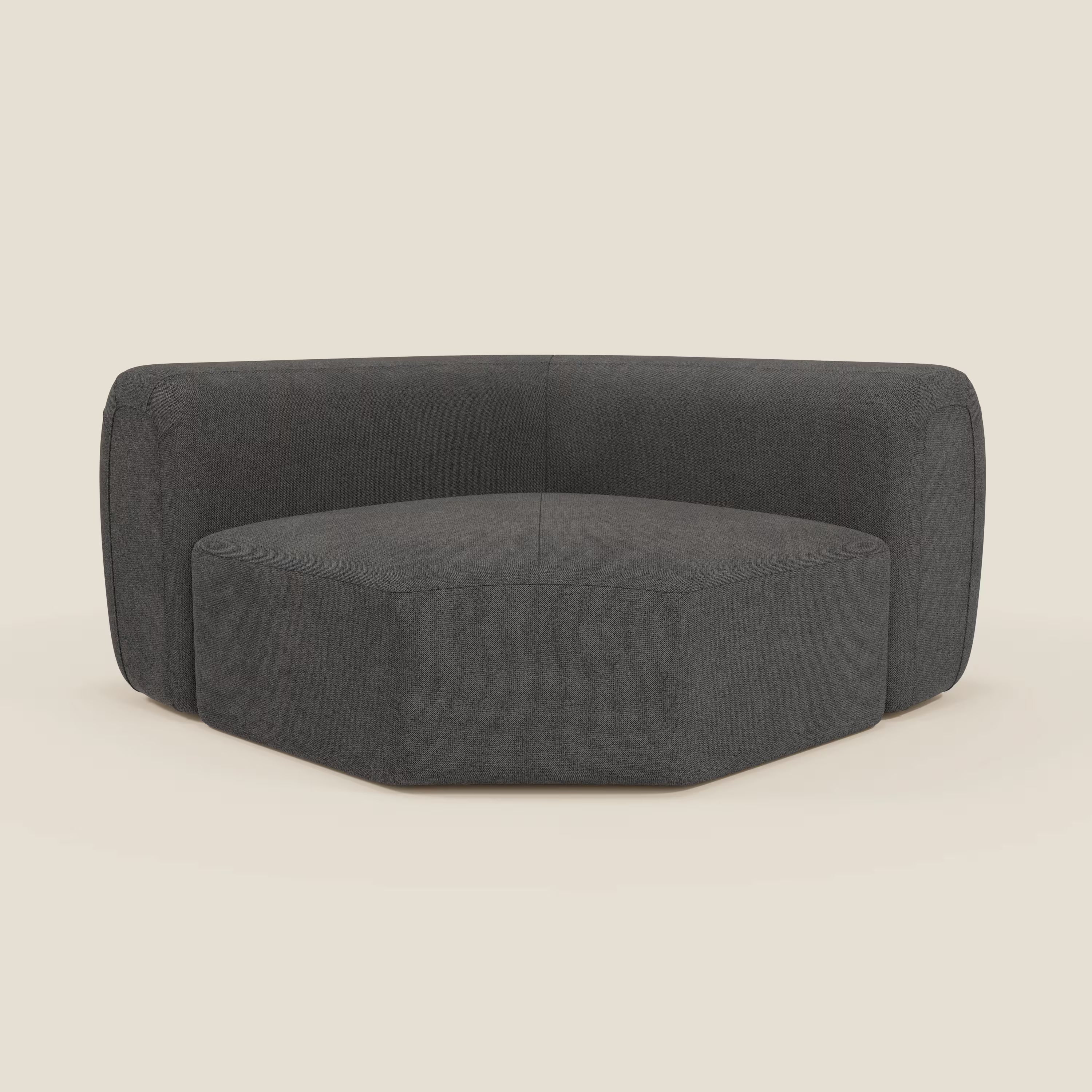 Bonbon Modulo angolare di Divani.Store è un divano moderno e modulare in tessuto antracite T23 antimacchia, con schienale e braccioli bassi, bordi puliti e arrotondati e linee geometriche per una seduta angolare flessibile su sfondo crema.
