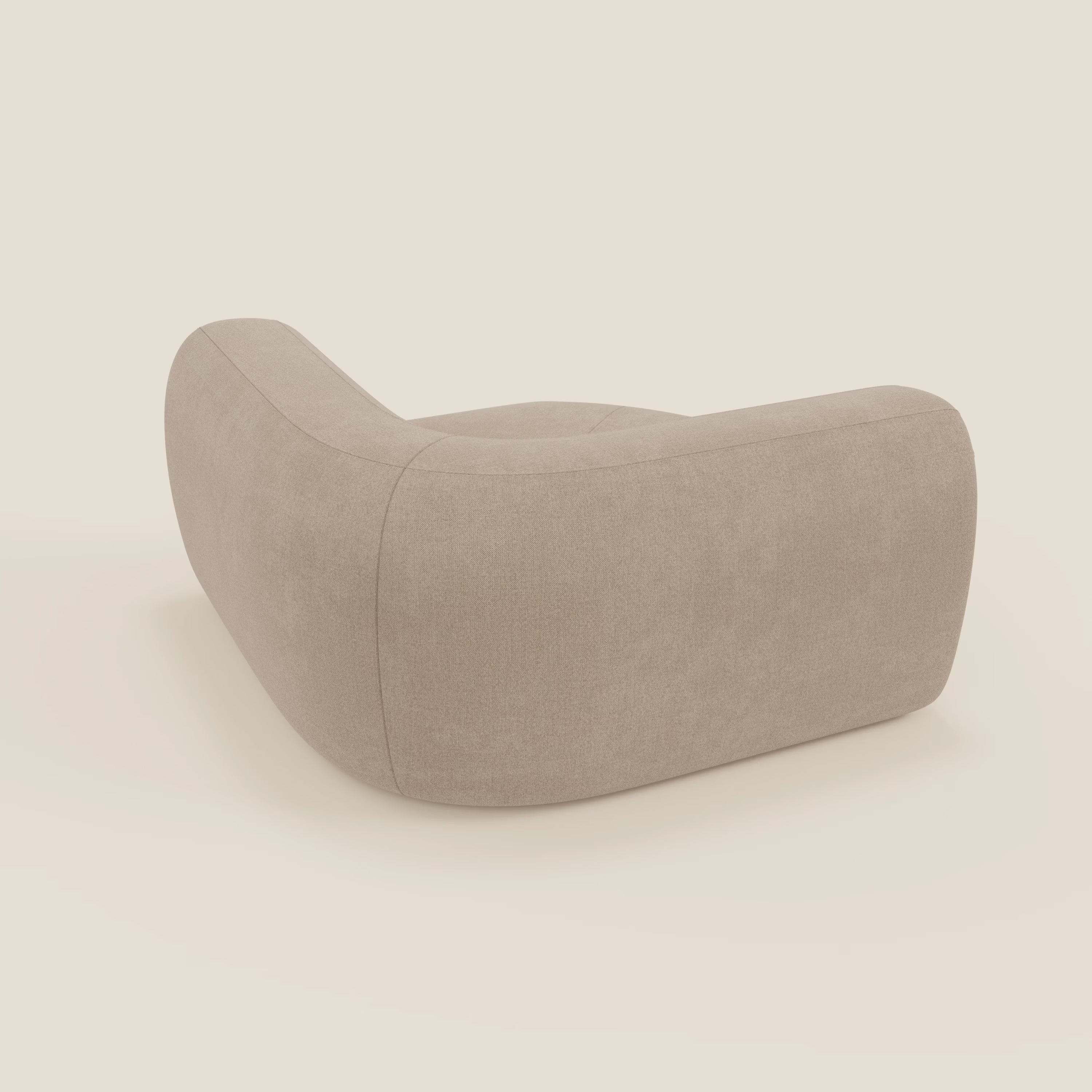 Bonbon Modulo angolare di Divani.Store è un divano angolare moderno e minimalista, dalle linee morbide e dal design basso e ampio, realizzato in tessuto antimacchia T23 beige, disponibile anche in tessuto impermeabile, per un look elegante e contemporaneo.