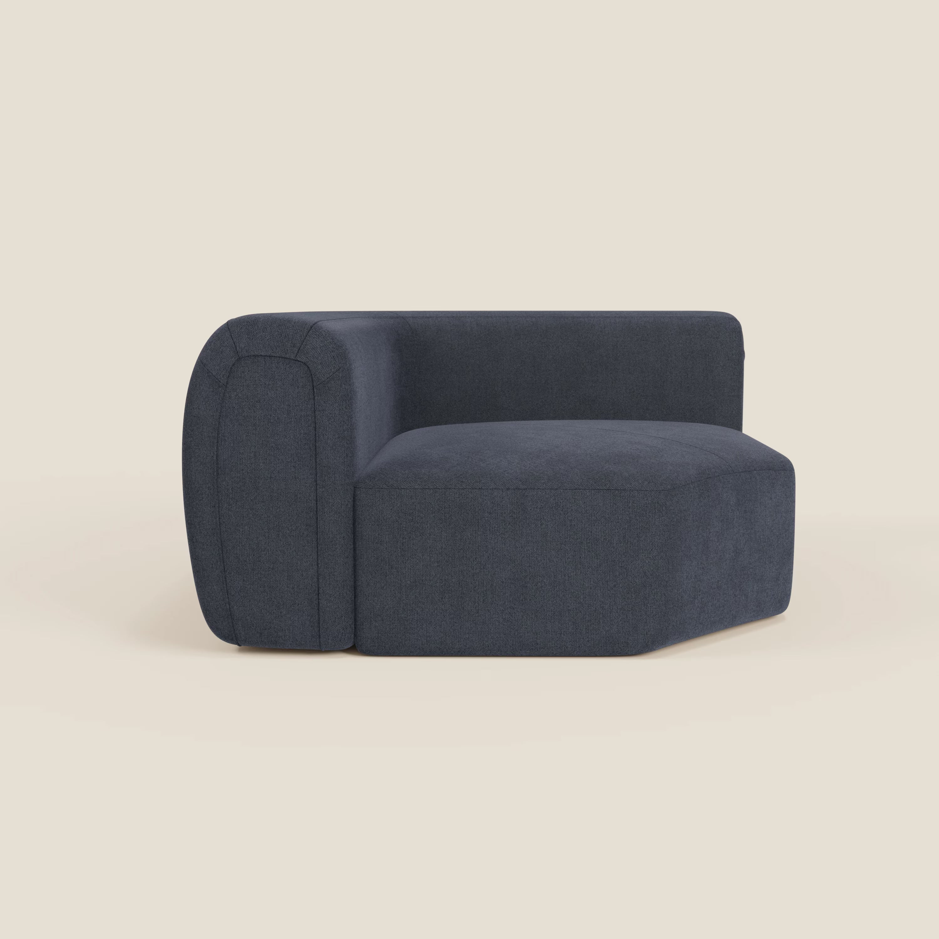 Bonbon Modulo angolare di Divani.Store è un divano moderno e componibile in tessuto antimacchia T23 blu ardesia, caratterizzato da schienale basso, bracciolo sinistro, linee pulite e forma squadrata, ideale per un arredamento moderno.