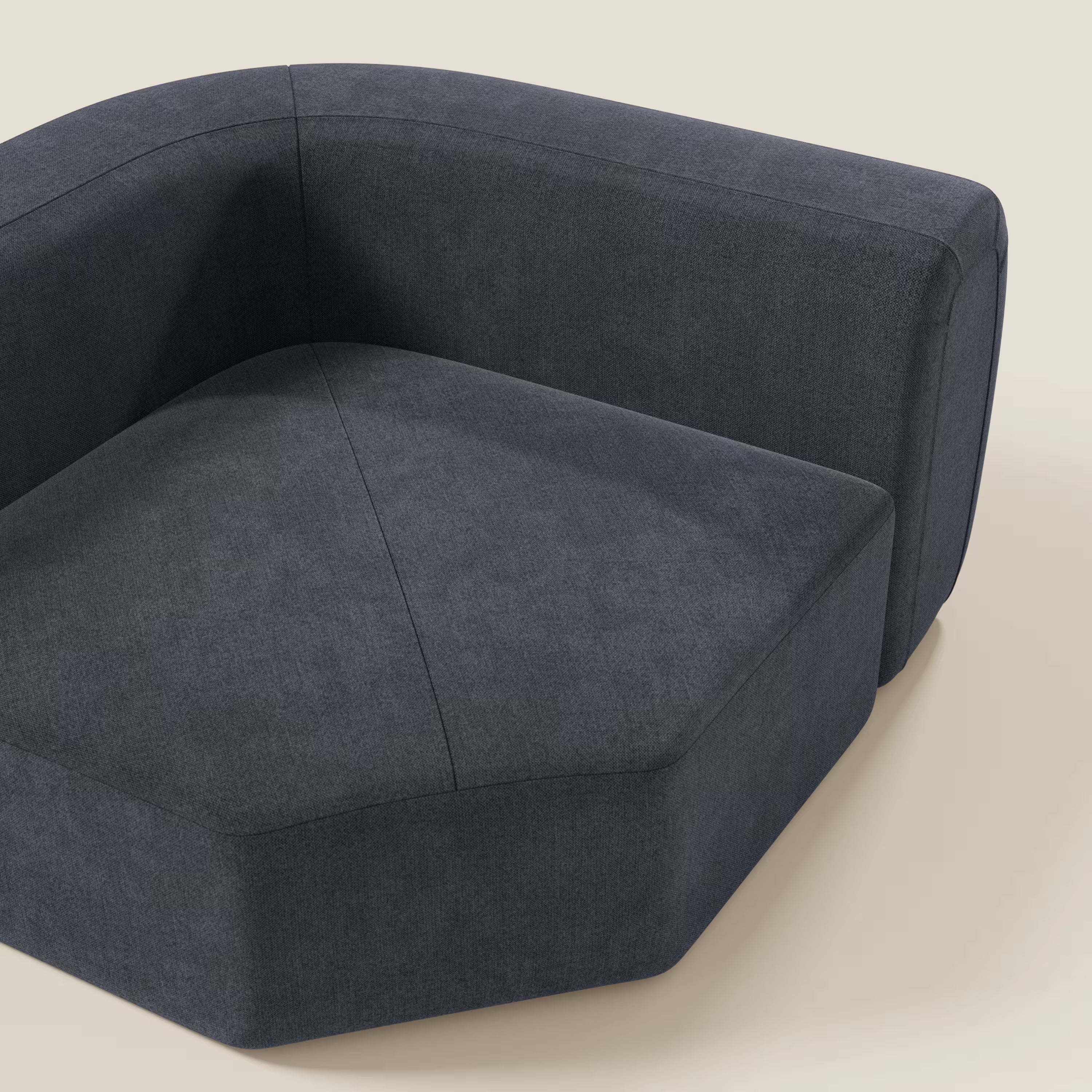 Bonbon Modulo angolare di Divani.Store è un moderno divano modulare a L in tessuto antimacchia T23 blu ardesia, caratterizzato da linee pulite e da un'imbottitura soffice che ne esalta il design geometrico e minimalista su uno sfondo color crema.