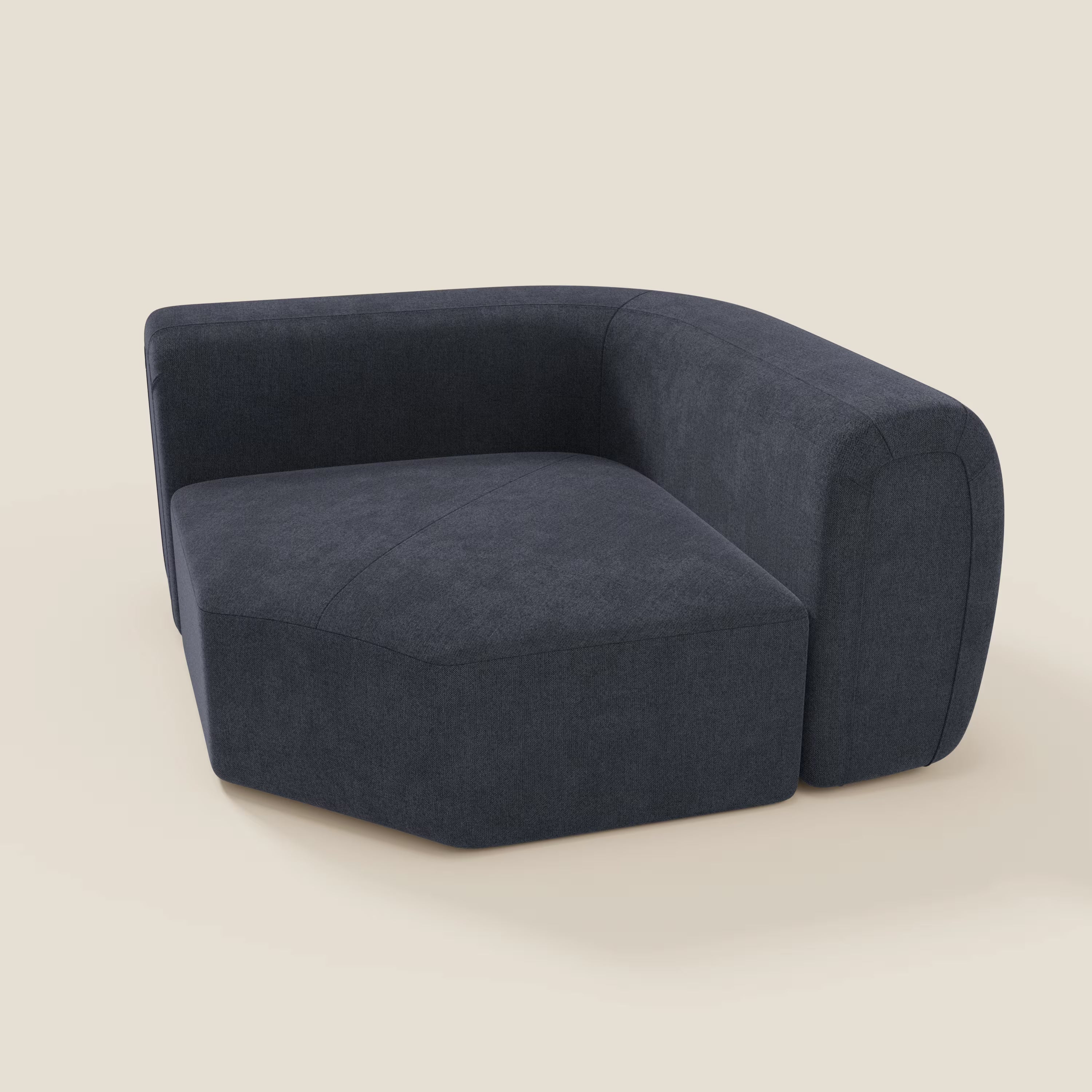 Il Bonbon Modulo angolare di Divani.Store è un moderno divano angolare componibile in ardesia blu e tessuto antimacchia T23, caratterizzato da uno schienale basso e da linee pulite e geometriche su uno sfondo beige chiaro.