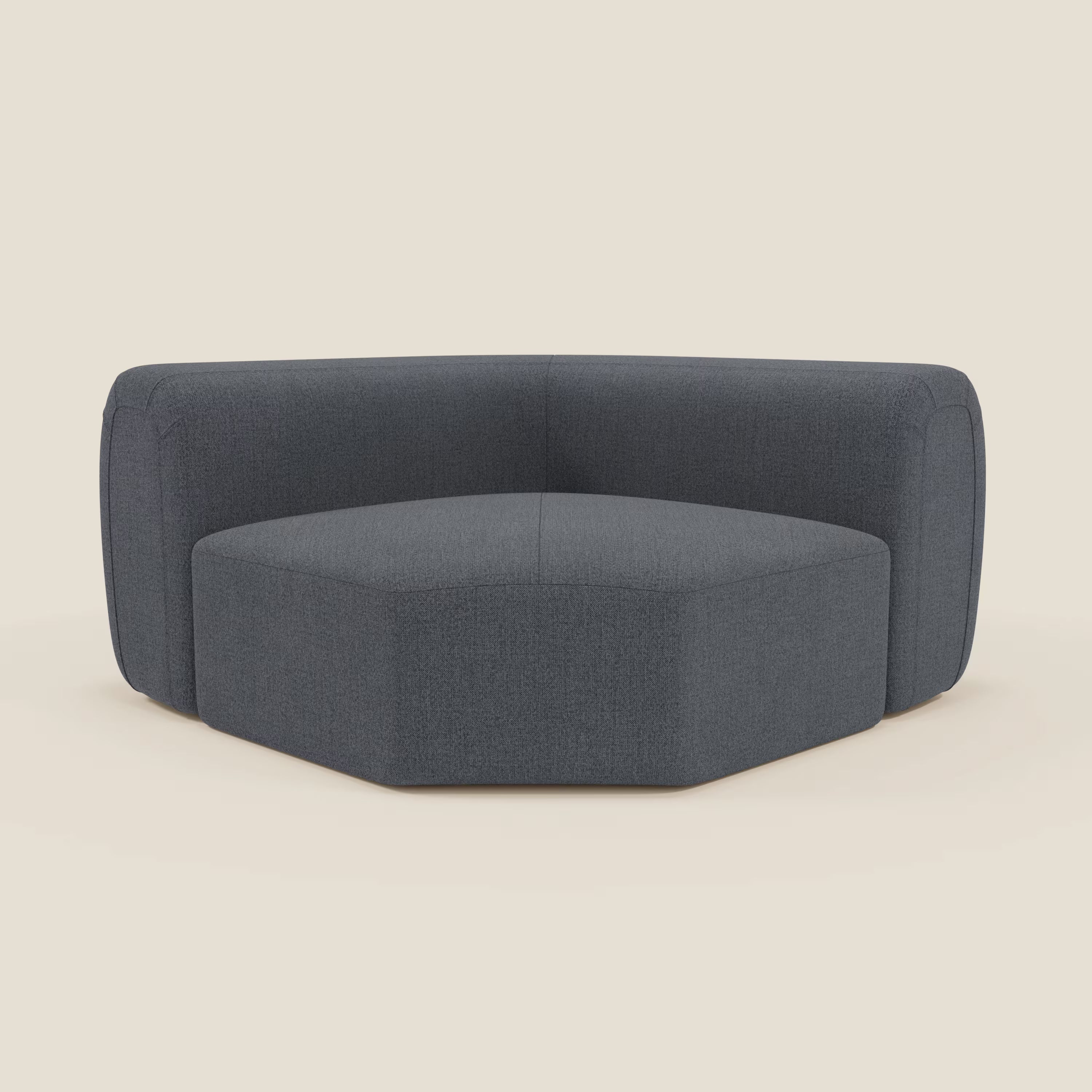 Il Bonbon Modulo angolare di Divani.Store è un divano modulare moderno e dalle linee pulite, realizzato in tessuto grafite blu T23 antimacchia, con schienale basso e ampia seduta, senza gambe e braccioli a vista, su fondo beige chiaro.