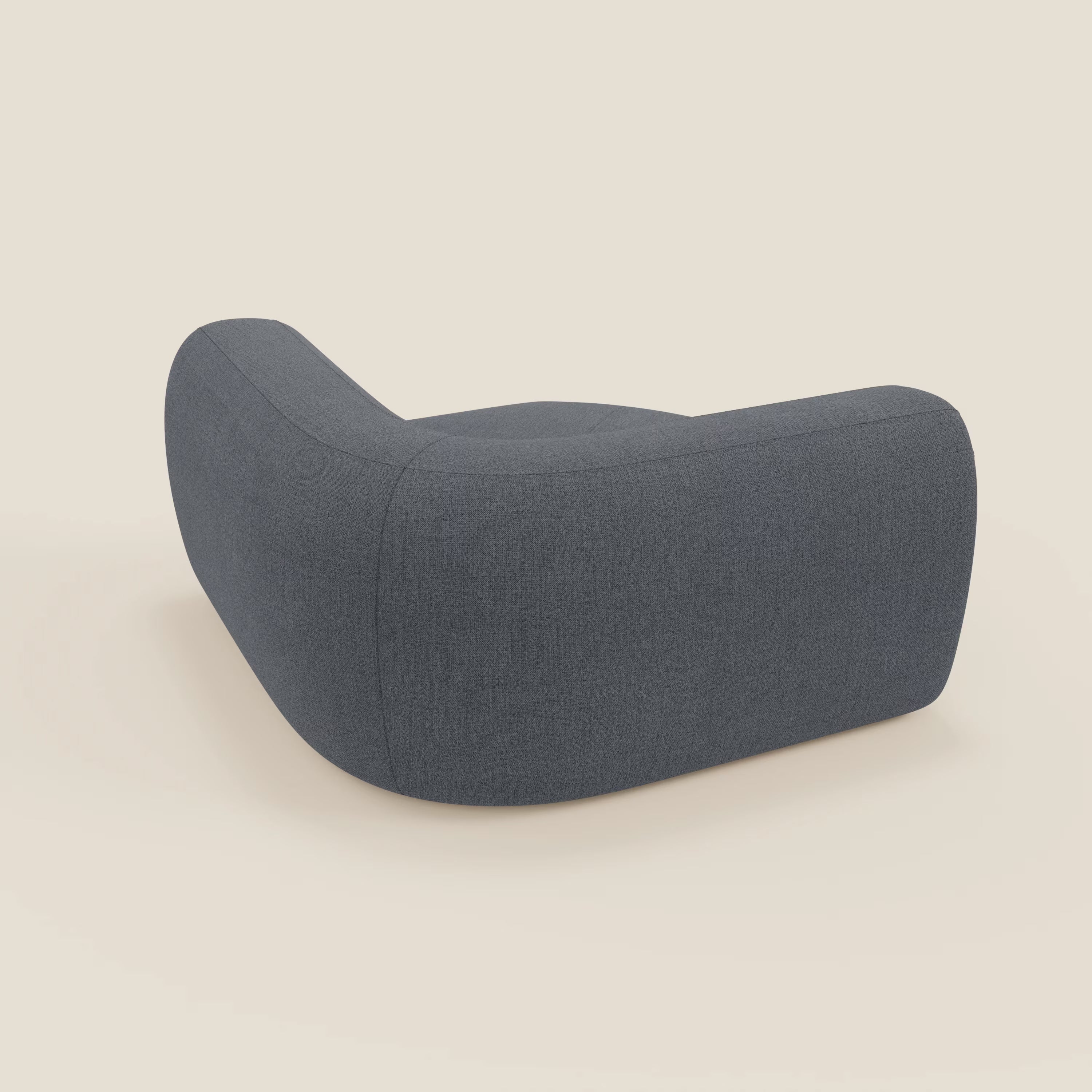 Bonbon Modulo angolare di Divani.Store è una moderna poltrona lounge dal profilo basso, con bordi morbidi e arrotondati e una silhouette squadrata, rivestita in smacchiabile grafite T23 blu per un comfort e uno stile senza soluzione di continuità.
