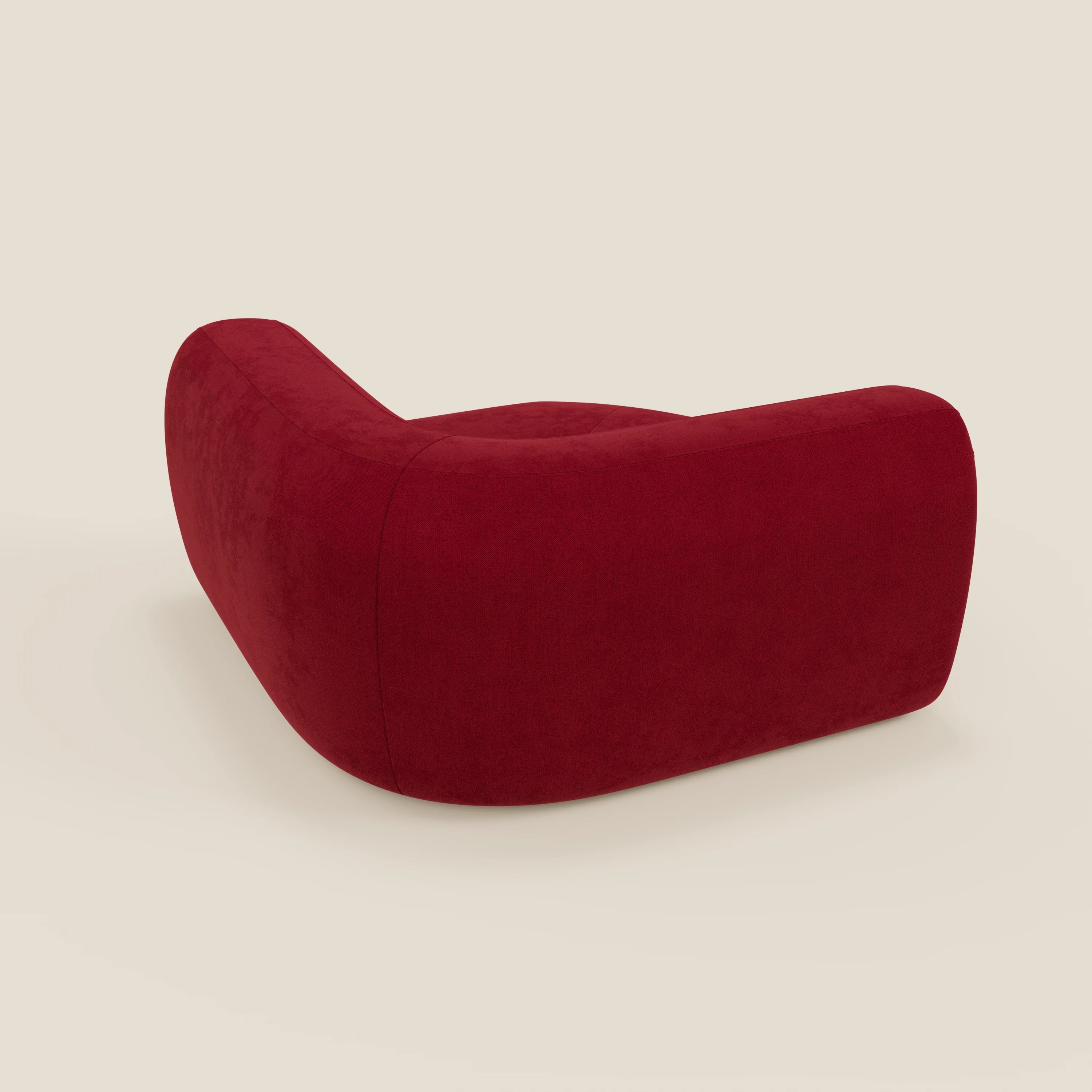 Bonbon Modulo angolare di Divani.Store è un divano modulare moderno e di basso profilo in tessuto bordeaux T23 antimacchia, caratterizzato da bordi lisci e arrotondati e da una seduta e uno schienale ampi e minimalisti, su uno sfondo beige chiaro.