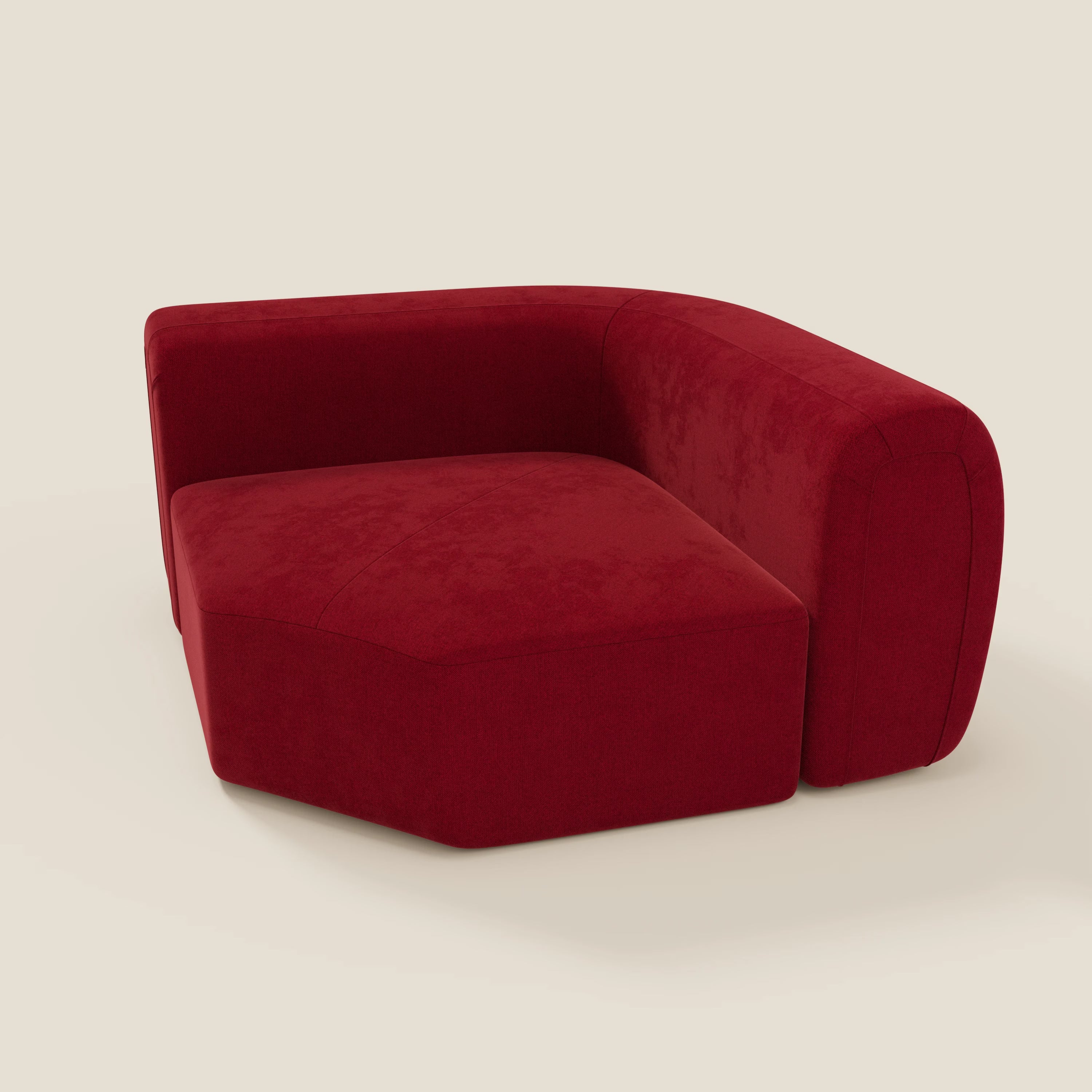 Bonbon Modulo angolare di Divani.Store è un divano componibile moderno e di basso profilo in tessuto smacchiabile T23 bordeaux, dalla forma angolare e asimmetrica, con uno spesso schienale destro, senza braccioli e con un colore deciso su uno sfondo beige chiaro.
