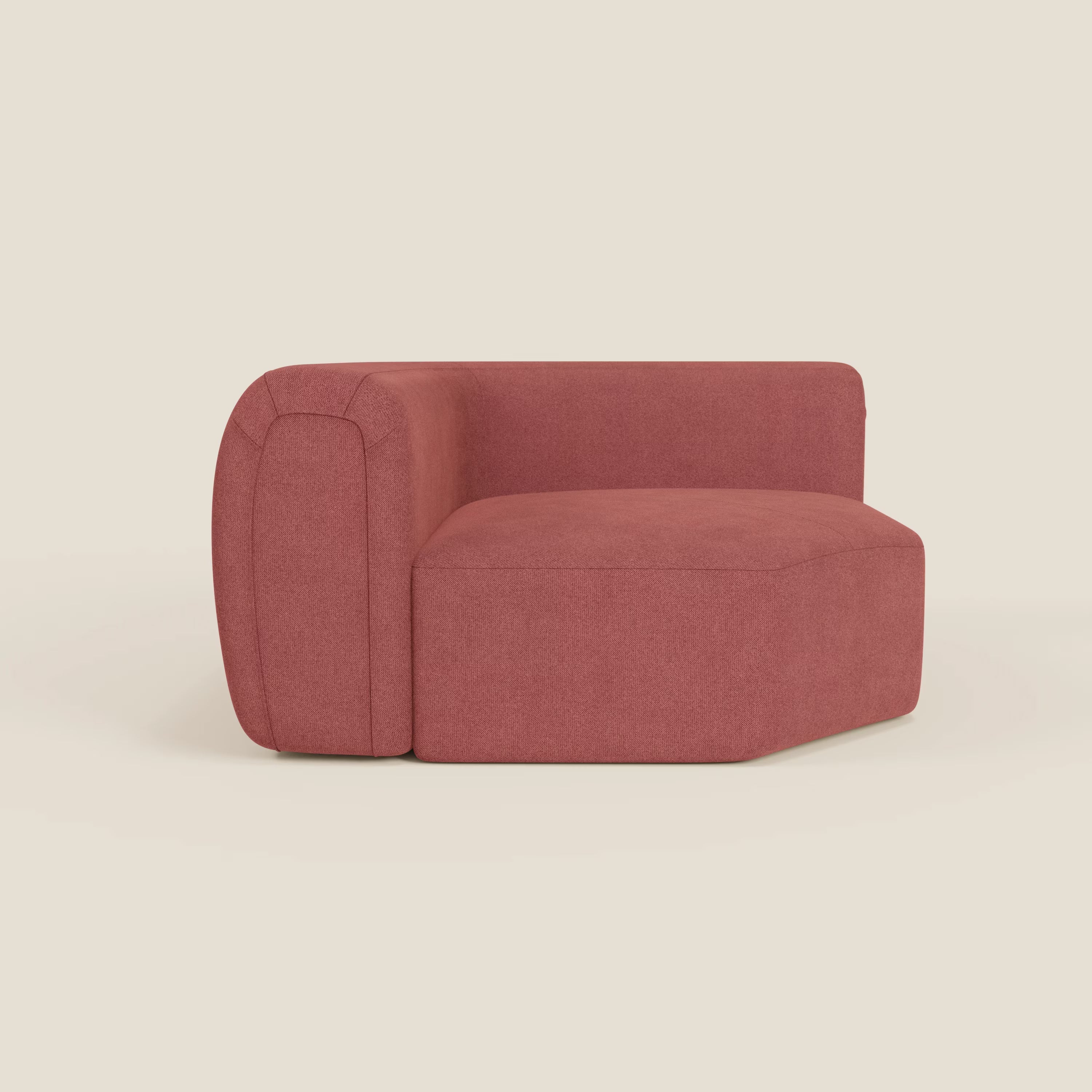 Il Bonbon Modulo angolare di Divani.Store è un moderno divano componibile senza braccioli in tessuto antimacchia T23 rosso ciliegia, con forma squadrata, bordi lisci, seduta e schienale con cuscini spessi, presentato su uno sfondo beige chiaro.