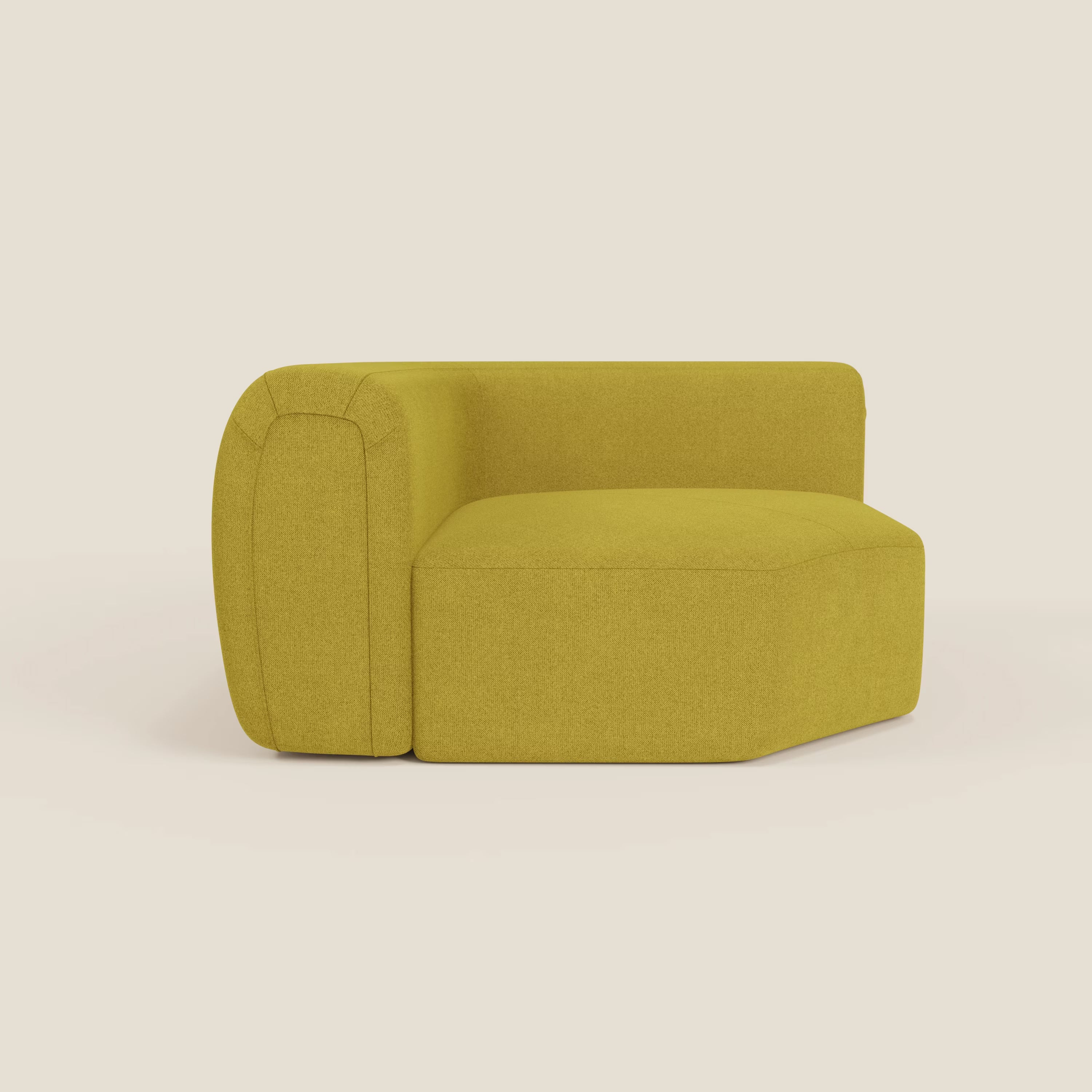 Bonbon Modulo angolare di Divani.Store è un moderno divano componibile senza braccioli in tessuto smacchiabile T23 giallo sole, caratterizzato da uno schienale basso a sinistra, bordi arrotondati, design squadrato e assenza di gambe visibili su uno sfondo chiaro.