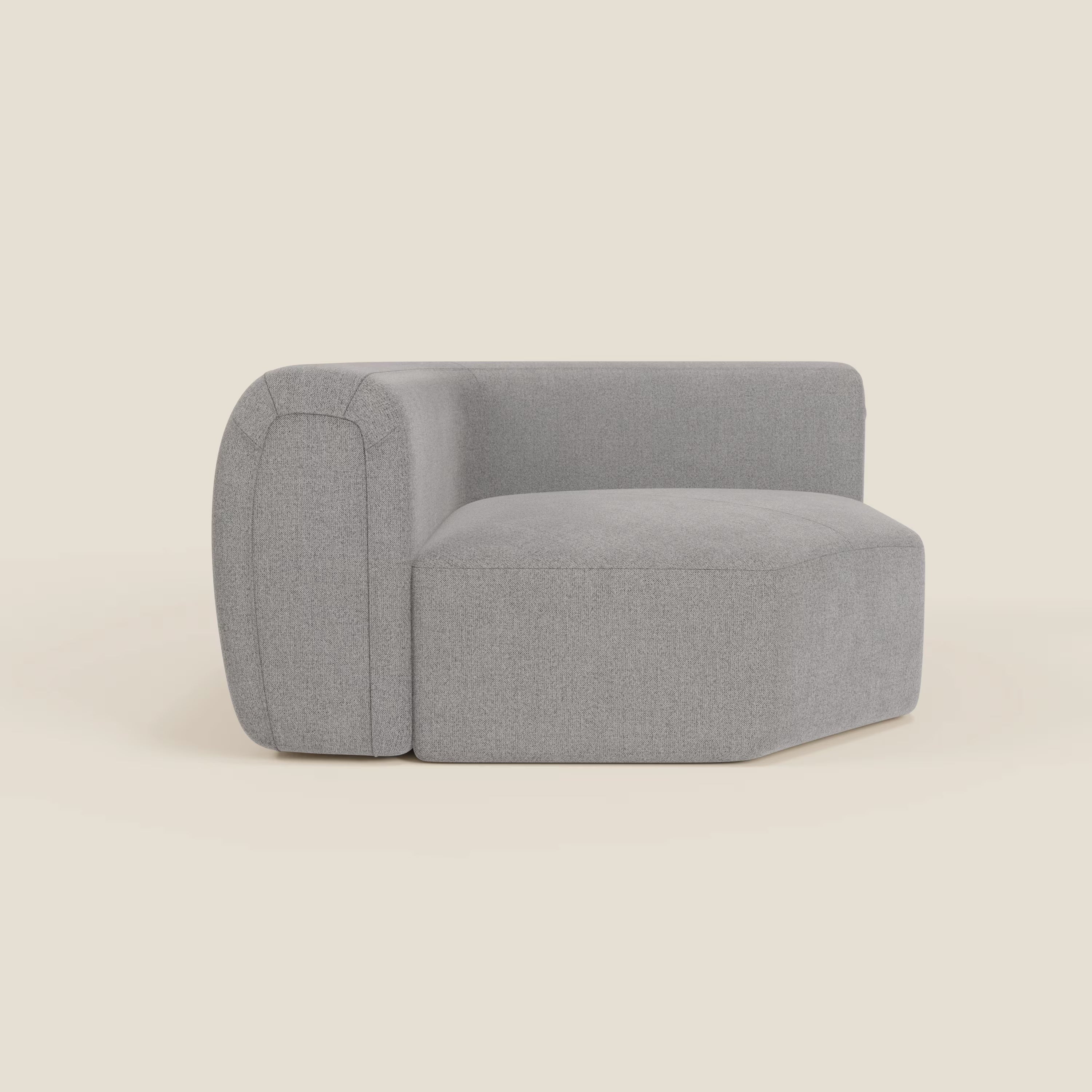 Bonbon Modulo angolare di Divani.Store è una poltrona moderna e minimalista in tessuto antimacchia T23 grigio, con schienale basso e bracciolo sinistro, caratterizzata da bordi lisci e arrotondati. Presenta un fondo bianco sporco in tinta unita.