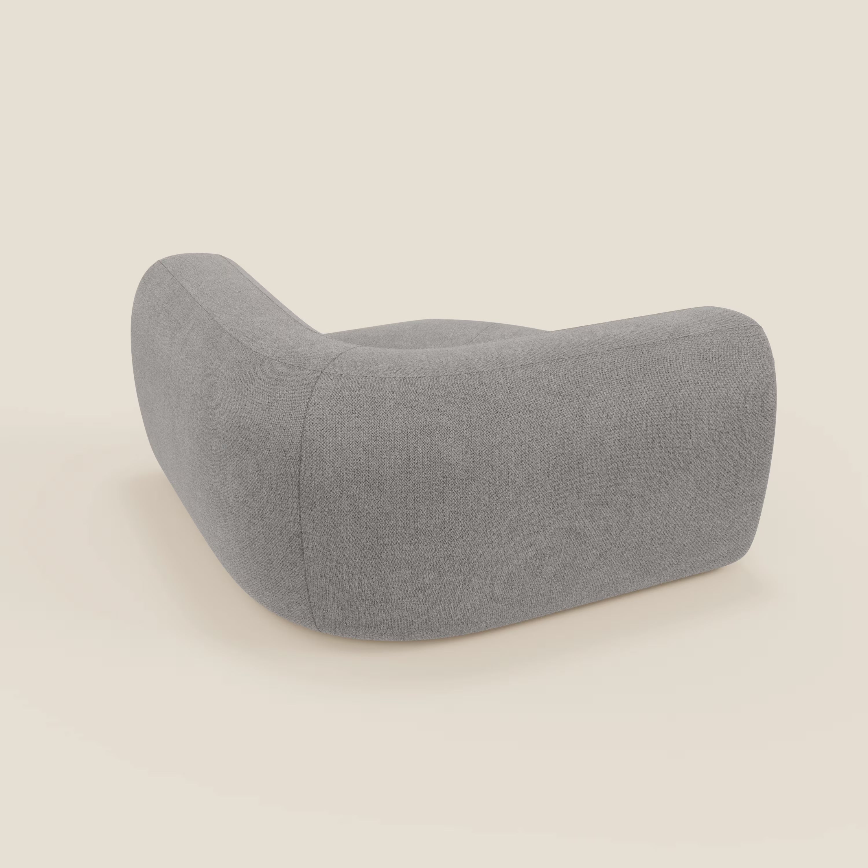 Bonbon Modulo angolare di Divani.Store è una moderna poltrona modulare in tessuto grigio T23, facile da pulire, caratterizzata da spessi bordi arrotondati, profilo basso e senza gambe visibili, seduta e schienale larghi e profondi.