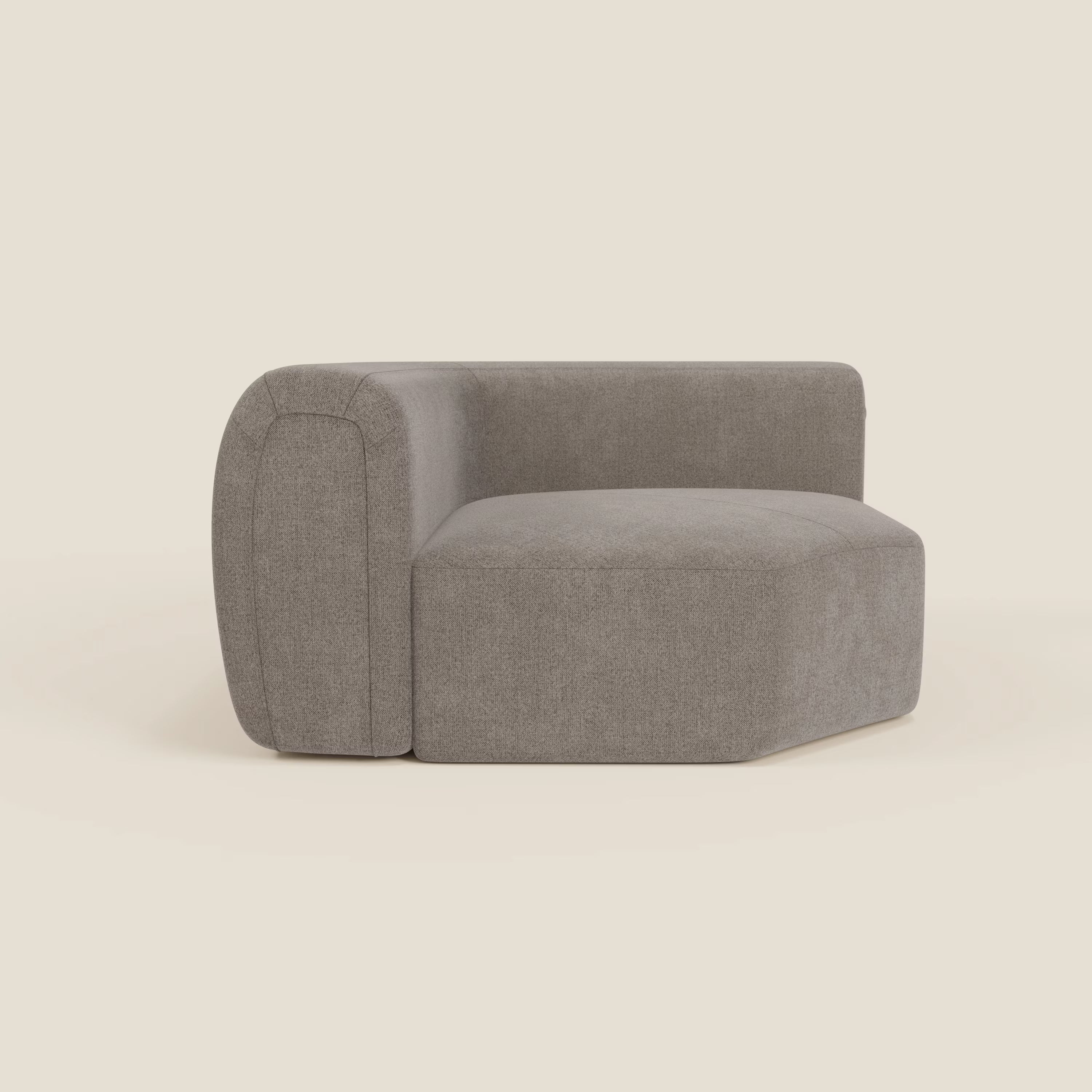 Bonbon Modulo angolare di Divani.Store è un moderno divano componibile senza braccioli in tessuto antimacchia T23 color tortora, con schienale rivolto a sinistra, bordi arrotondati e design basso e squadrato su sfondo bianco sporco.