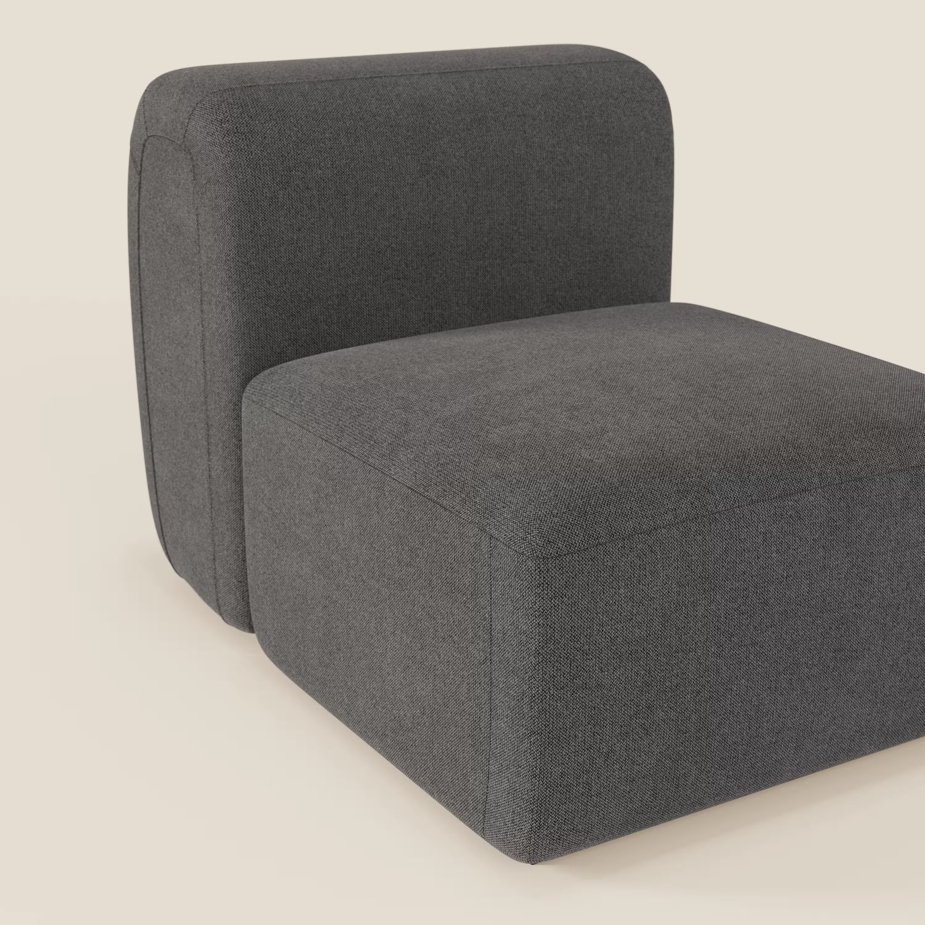 BonBon modulo centrale 70 cm di Divani.Store è una poltrona d'accento senza braccioli in tessuto antracite T23 antimacchia, caratterizzata da un'ampia seduta squadrata e da uno schienale alto con bordi arrotondati, su uno sfondo beige chiaro.