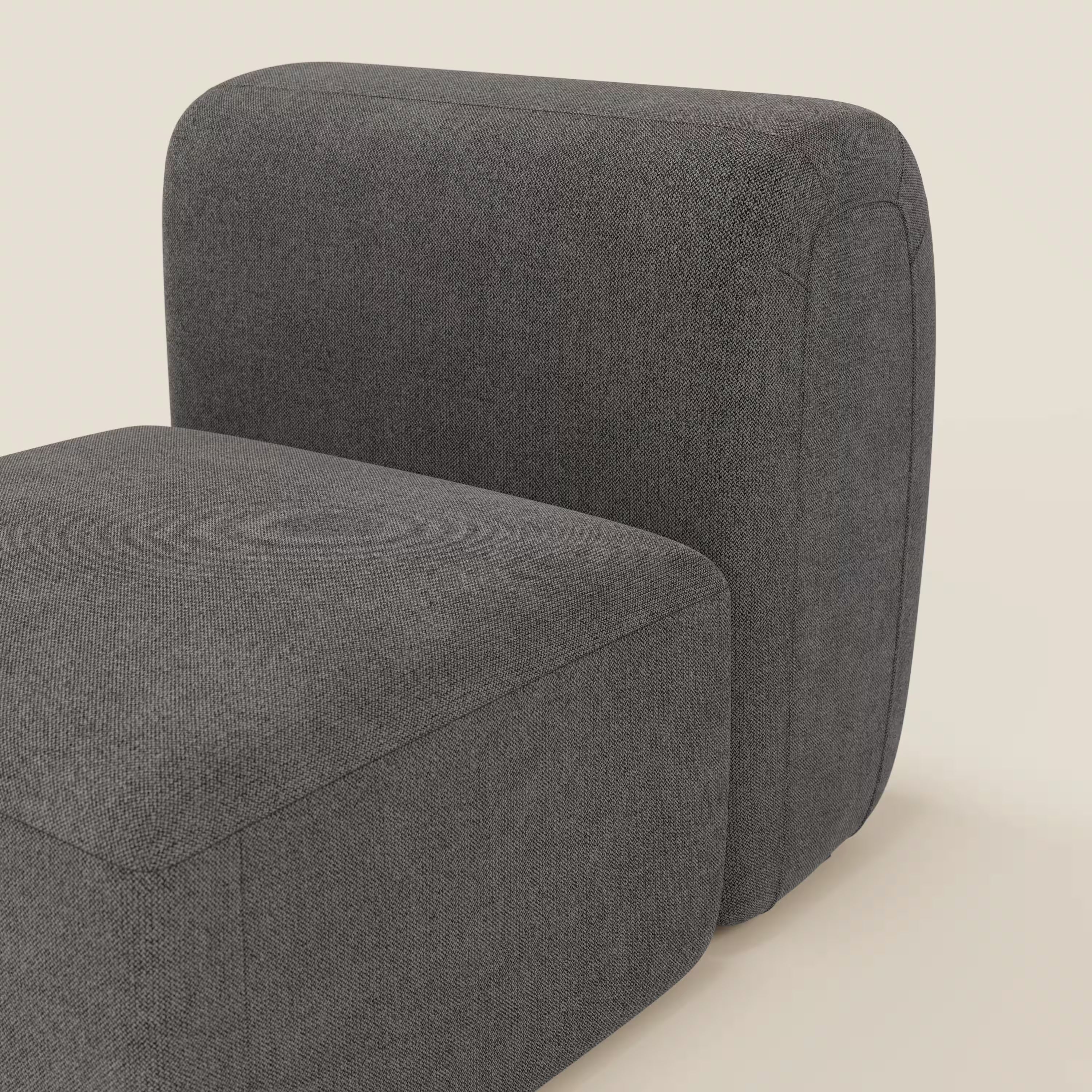 Primo piano di BonBon modulo centrale 70 cm di Divani.Store, una sedia moderna senza braccioli in tessuto antimacchia T23 antracite con seduta rettangolare spessa e schienale arrotondato, presentata su uno sfondo bianco sporco.