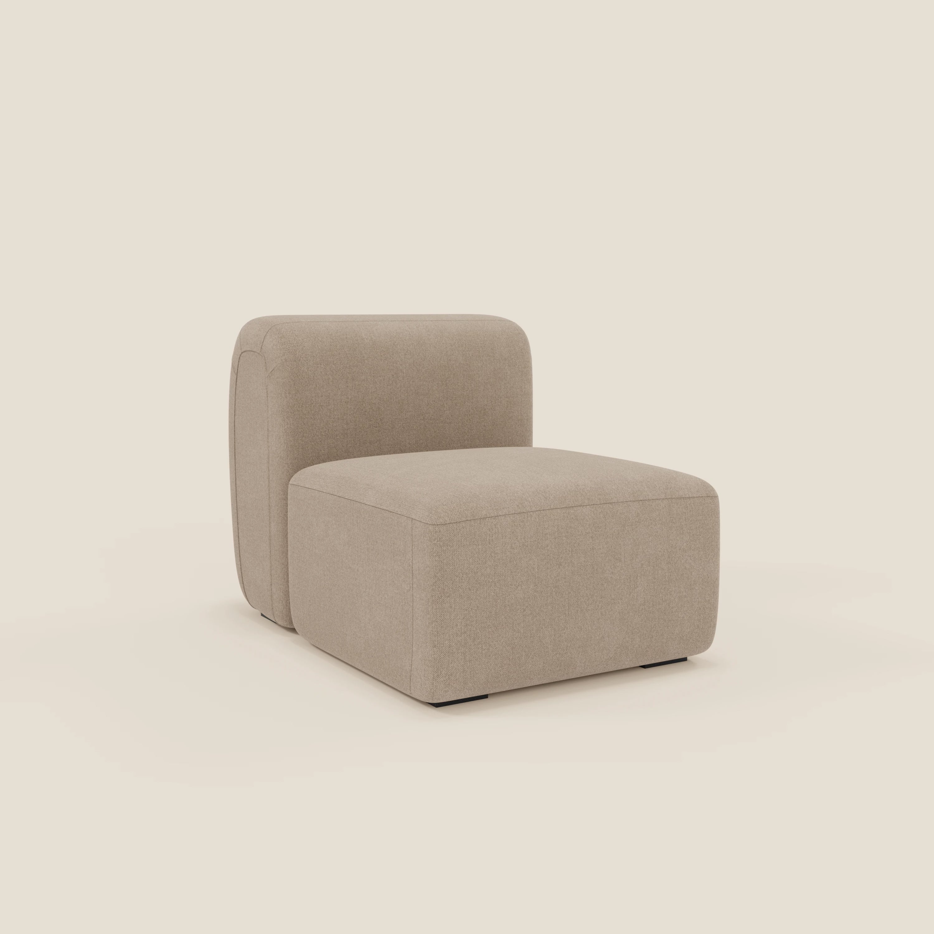 BonBon modulo centrale 70 cm di Divani.Store è una moderna poltrona senza braccioli in tessuto antimacchia T23 beige, caratterizzata da una seduta bassa e ampia e da uno schienale spesso con bordi lisci e arrotondati su uno sfondo bianco sporco.