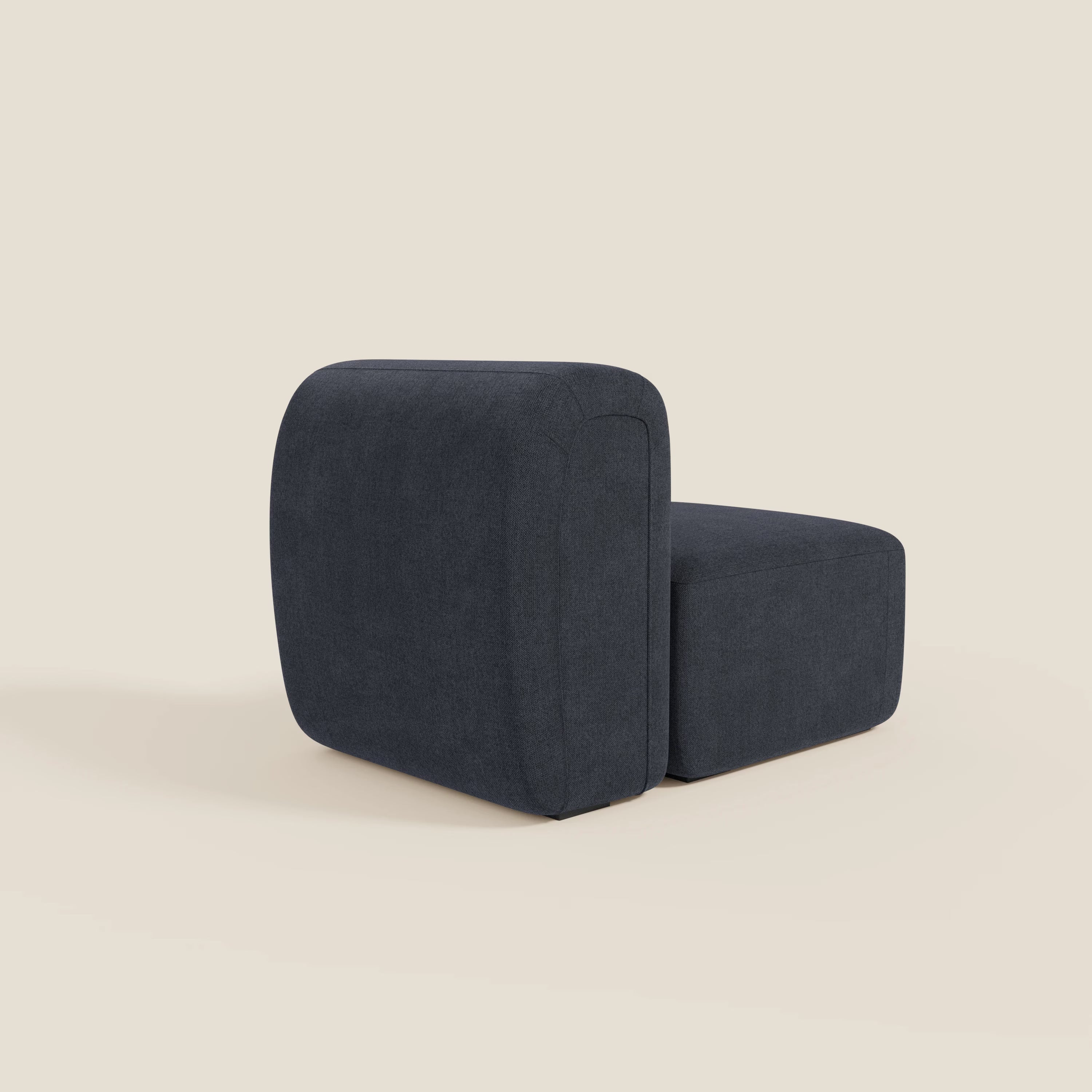BonBon modulo centrale 70 cm di Divani.Store è una poltrona moderna e minimalista senza braccioli in tessuto smacchiabile T23 blu ardesia. Il suo design geometrico e lo schienale arrotondato spiccano su uno sfondo beige chiaro.