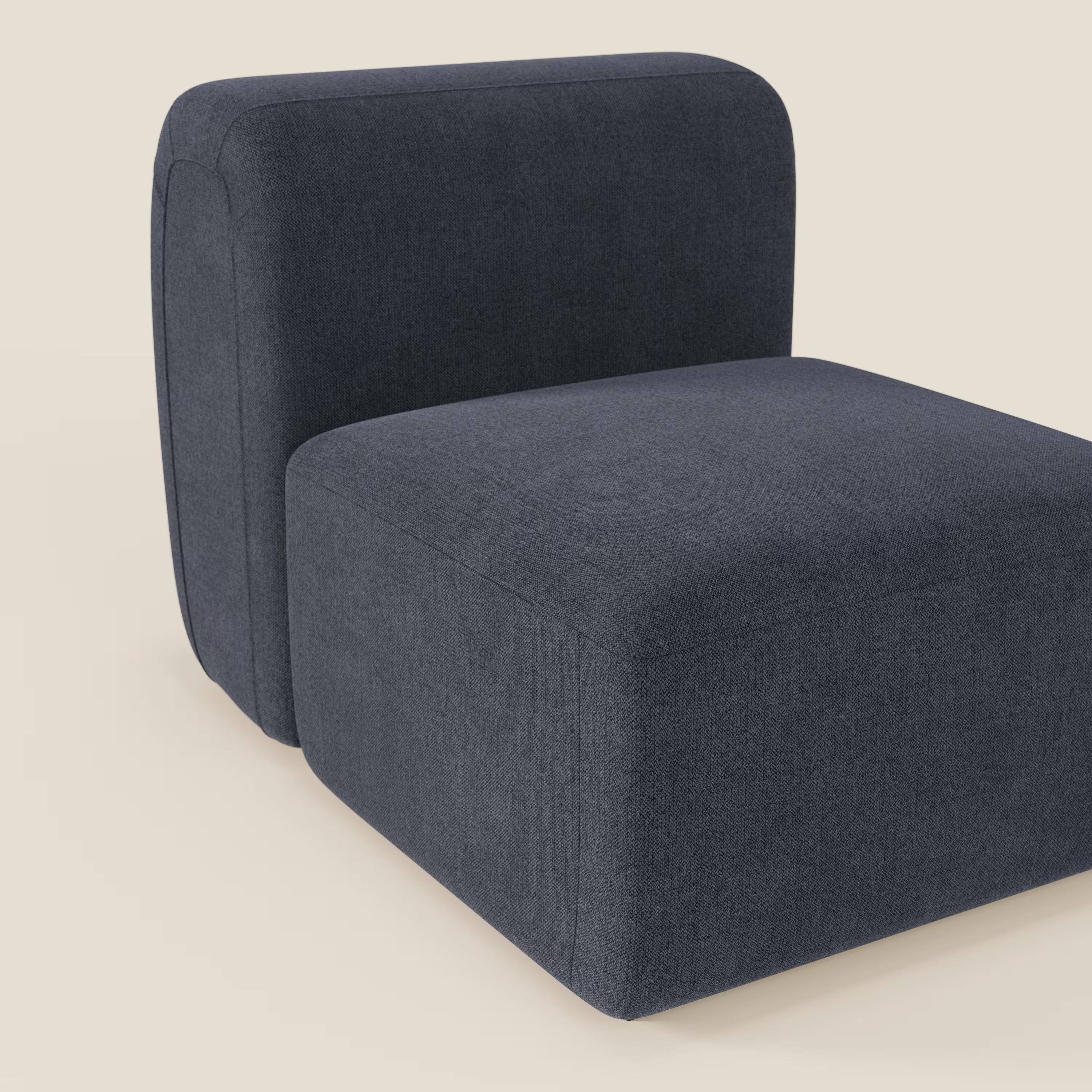BonBon modulo centrale 70 cm di Divani.Store è una poltrona o seduta modulare senza braccioli in tessuto antimacchia ardesia blu T23, con curve morbide e squadrate e una seduta bassa e ampia. Il tutto su uno sfondo bianco sporco.