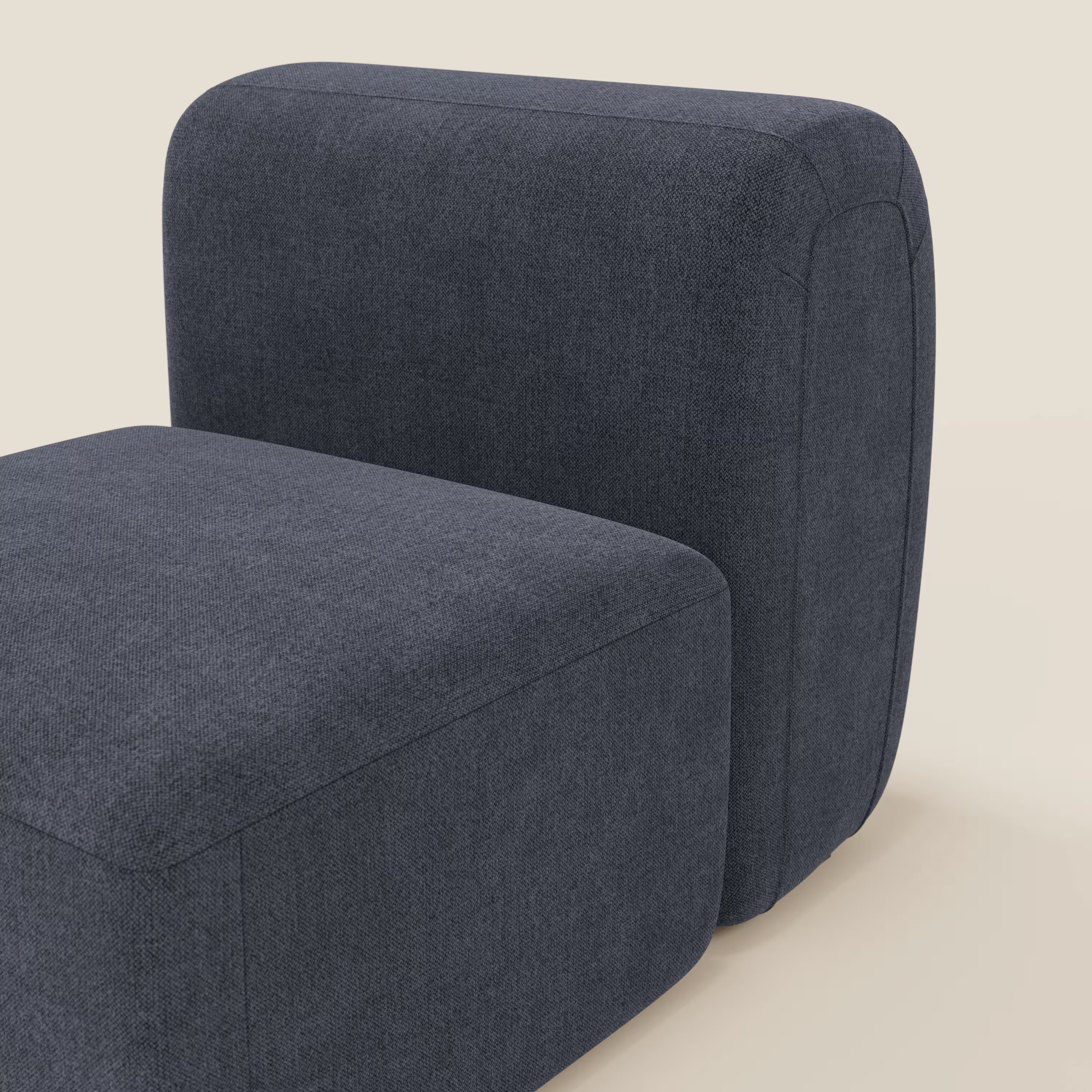 BonBon modulo centrale 70 cm di Divani.Store è una sedia o un mobile componibile moderno senza braccioli in tessuto antimacchia T23 ardesia blu, dalle linee pulite, con seduta e schienale a blocchi di feltro per un look minimalista su sfondo beige.