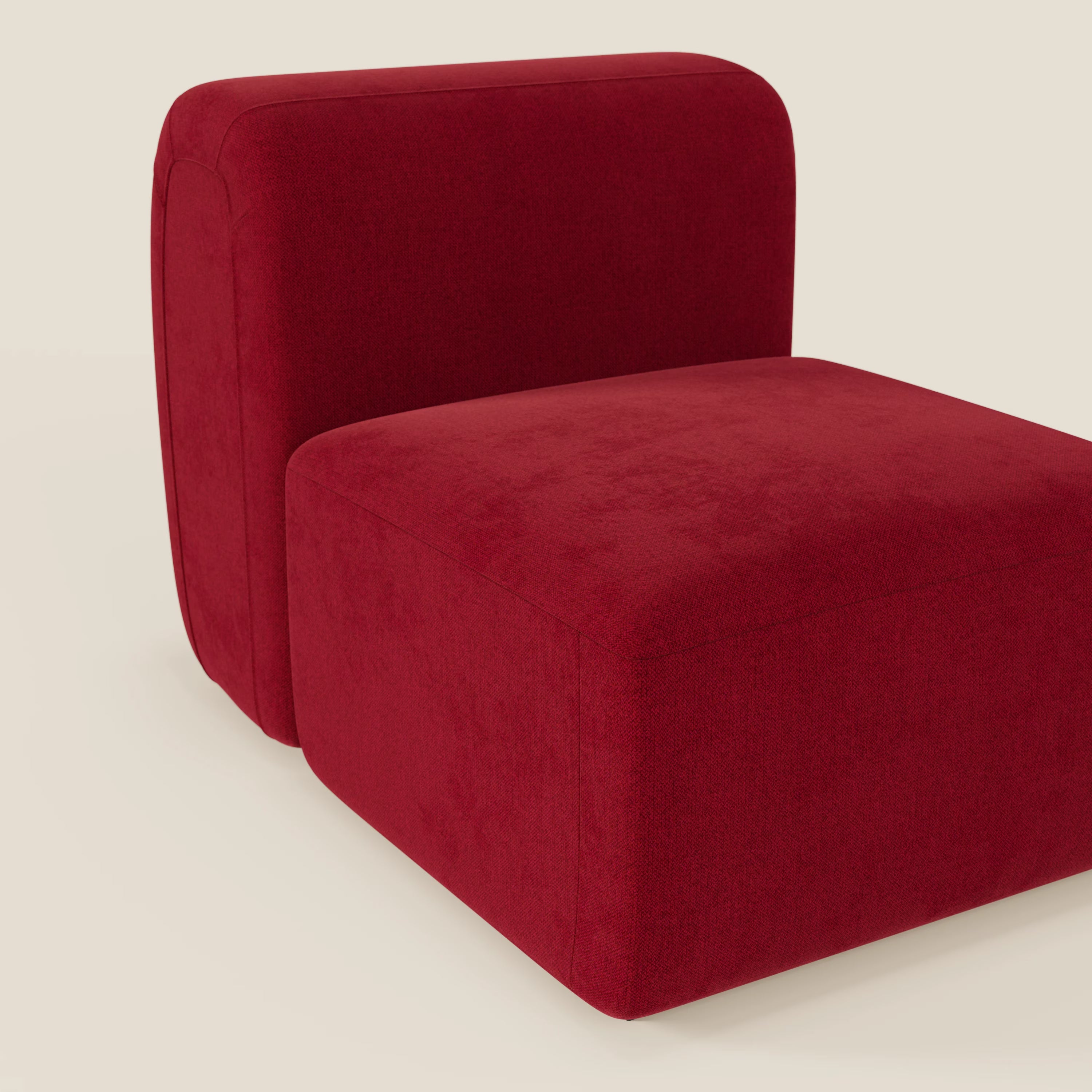 BonBon modulo centrale 70 cm di Divani.Store è una sedia moderna senza braccioli in tessuto antimacchia T23 bordeaux. La sua forma squadrata e la finitura vellutata spiccano con eleganza su uno sfondo beige chiaro senza soluzione di continuità.