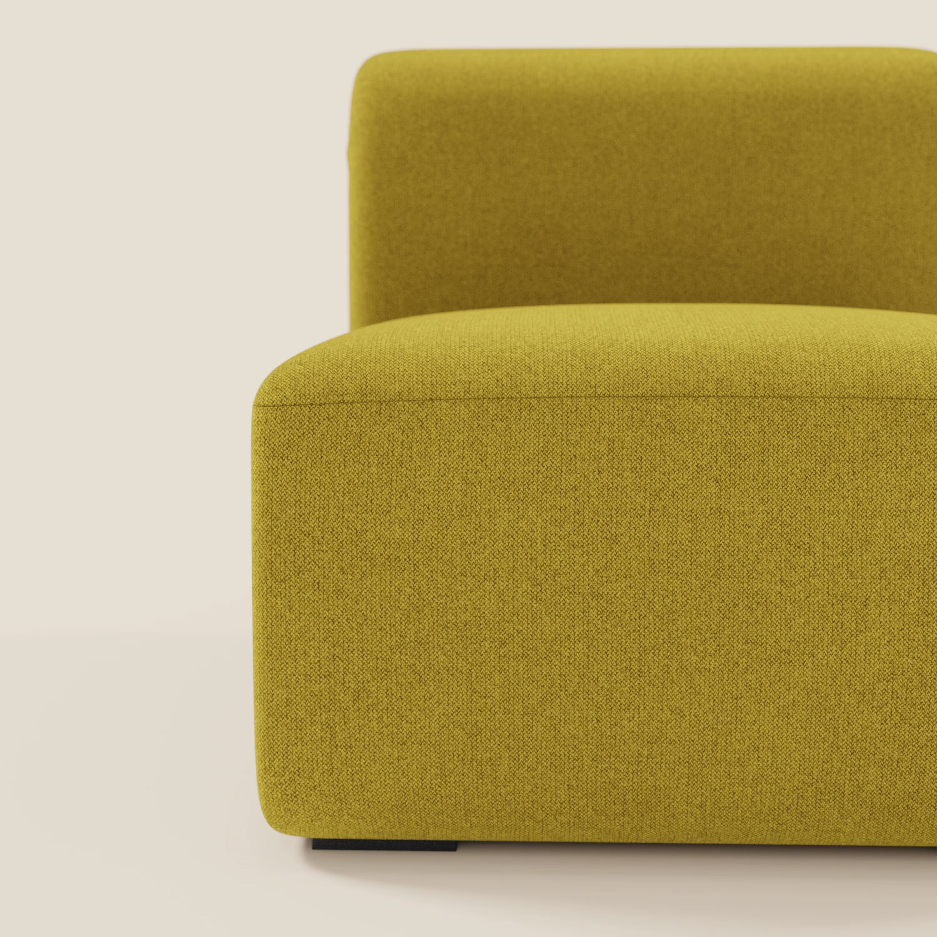 Primo piano di BonBon modulo centrale 70 cm di Divani.Store, un moderno divano-sedia senza braccioli in tessuto antimacchia T23 giallo sole. Il suo design squadrato e minimalista spicca su uno sfondo chiaro, mettendo in risalto il colore giallo e la texture.