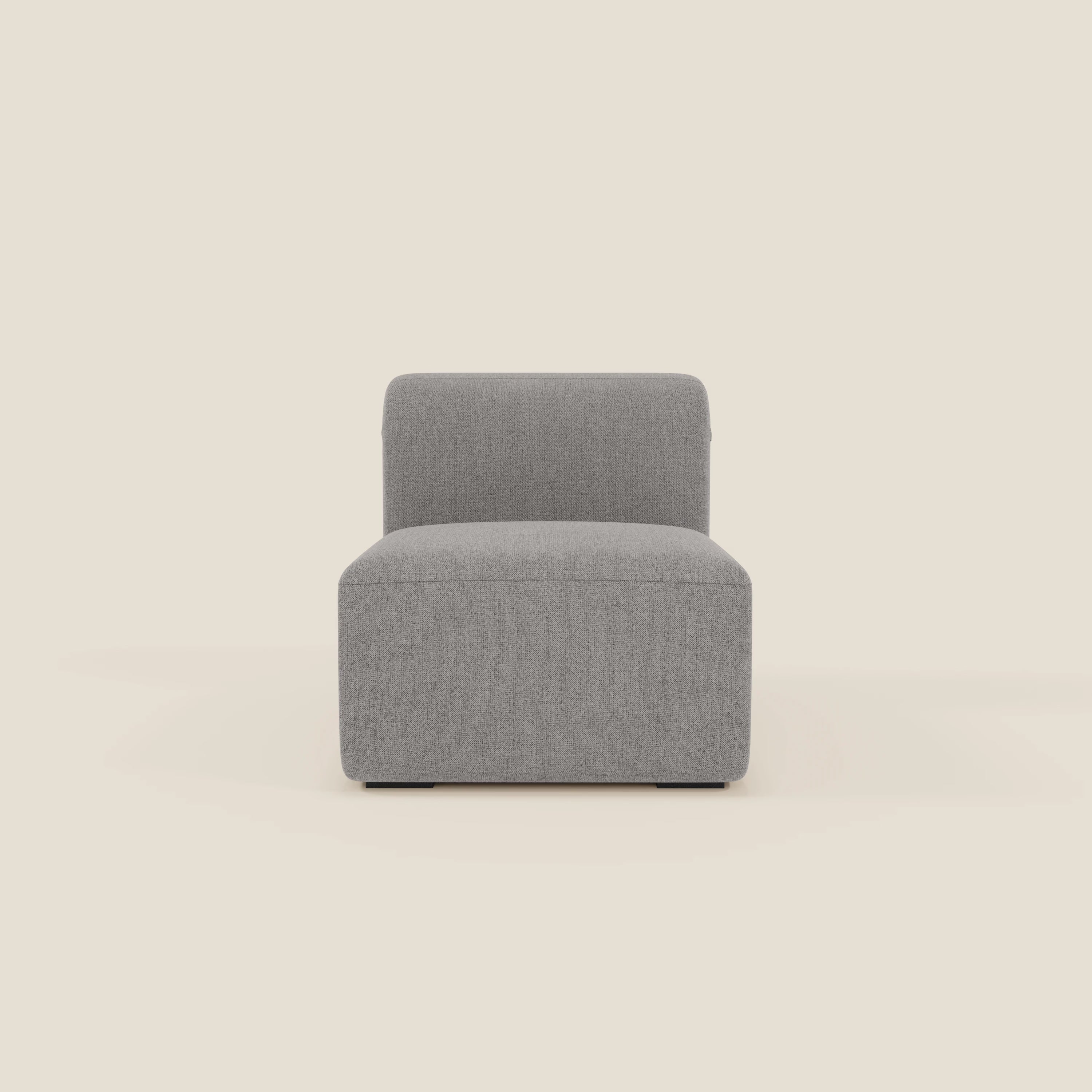 BonBon modulo centrale 70 cm di Divani.Store è una sedia d'accento senza braccioli rivestita in tessuto antimacchia T23 grigio, dal design basso e squadrato e dall'ampia seduta, perfettamente minimalista per qualsiasi spazio su uno sfondo color crema.