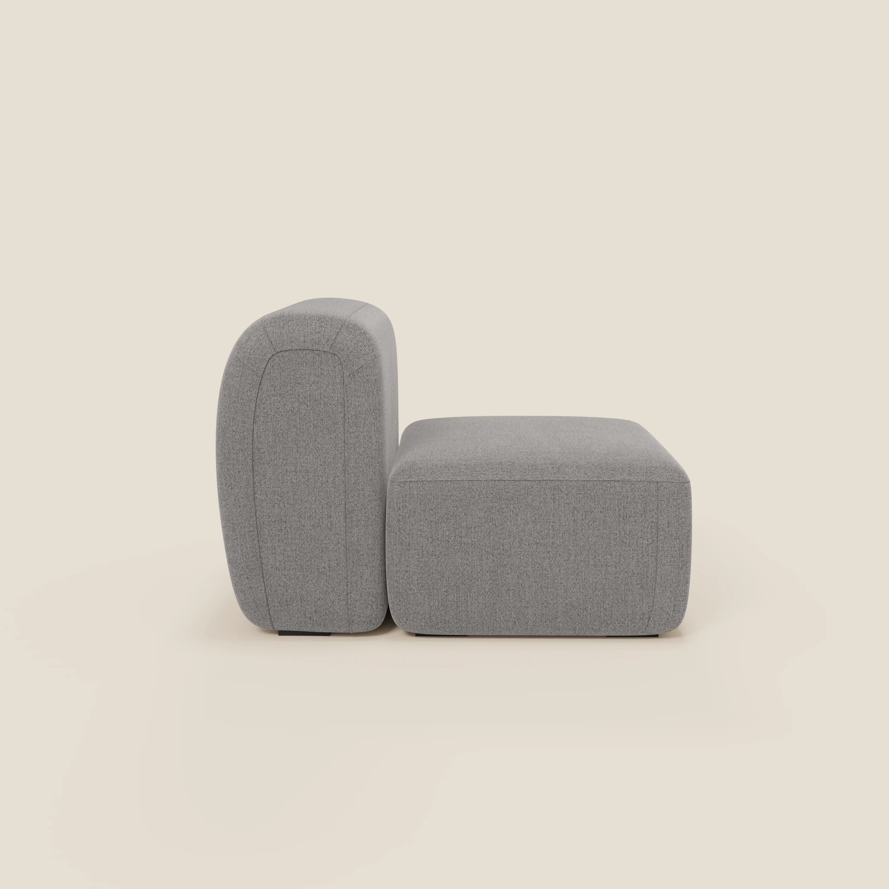 BonBon modulo centrale 70 cm di Divani.Store è una sedia moderna imbottita di colore grigio in tessuto antimacchia T23, presentata in profilo con spessi cuscini e design senza cuciture su sfondo crema.
