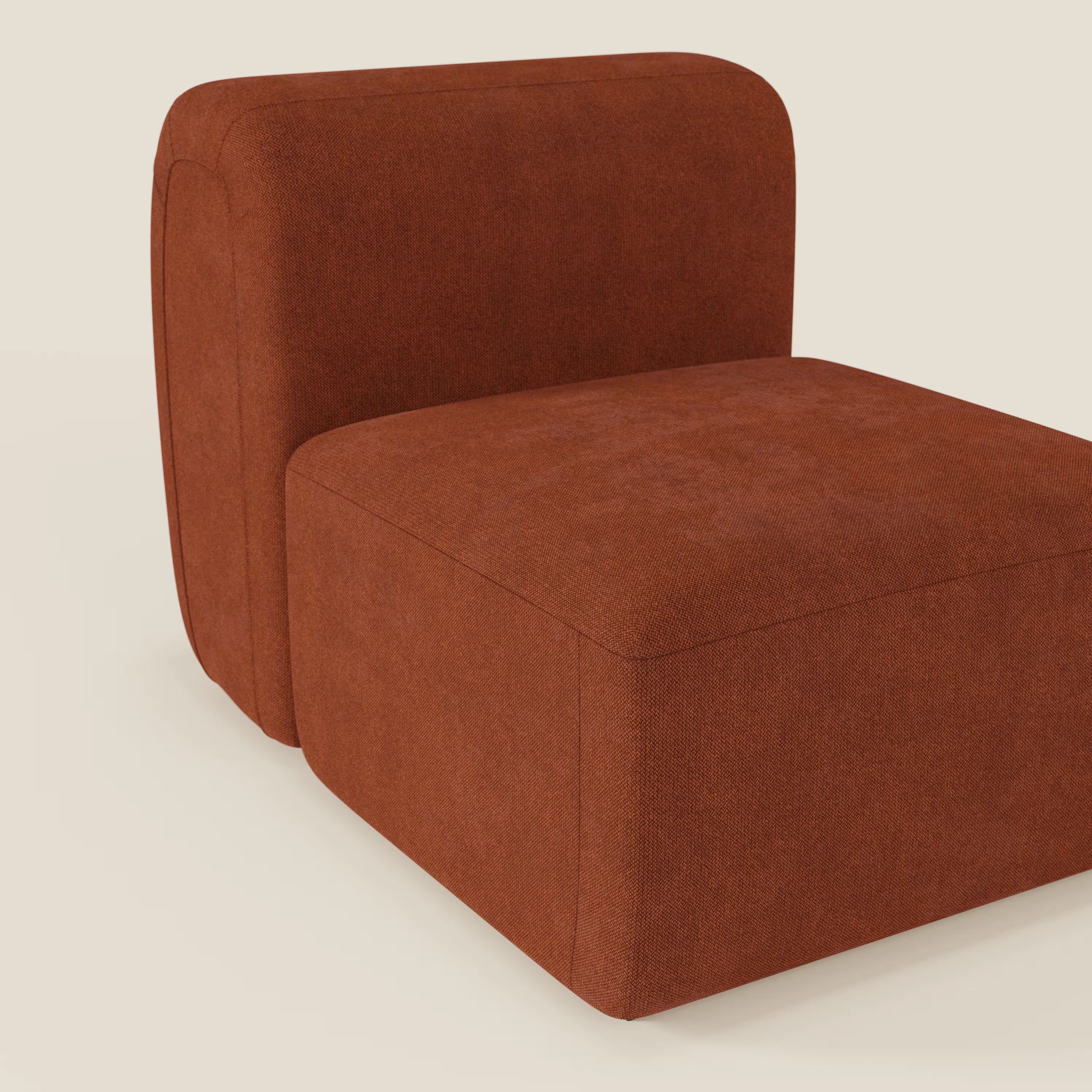 BonBon modulo centrale 70 cm di Divani.Store è una moderna sedia d'accento senza braccioli in tessuto antimacchia T23 ruggine, con profilo basso, spessa seduta imbottita e schienale arrotondato per un look minimalista su uno sfondo bianco sporco.
