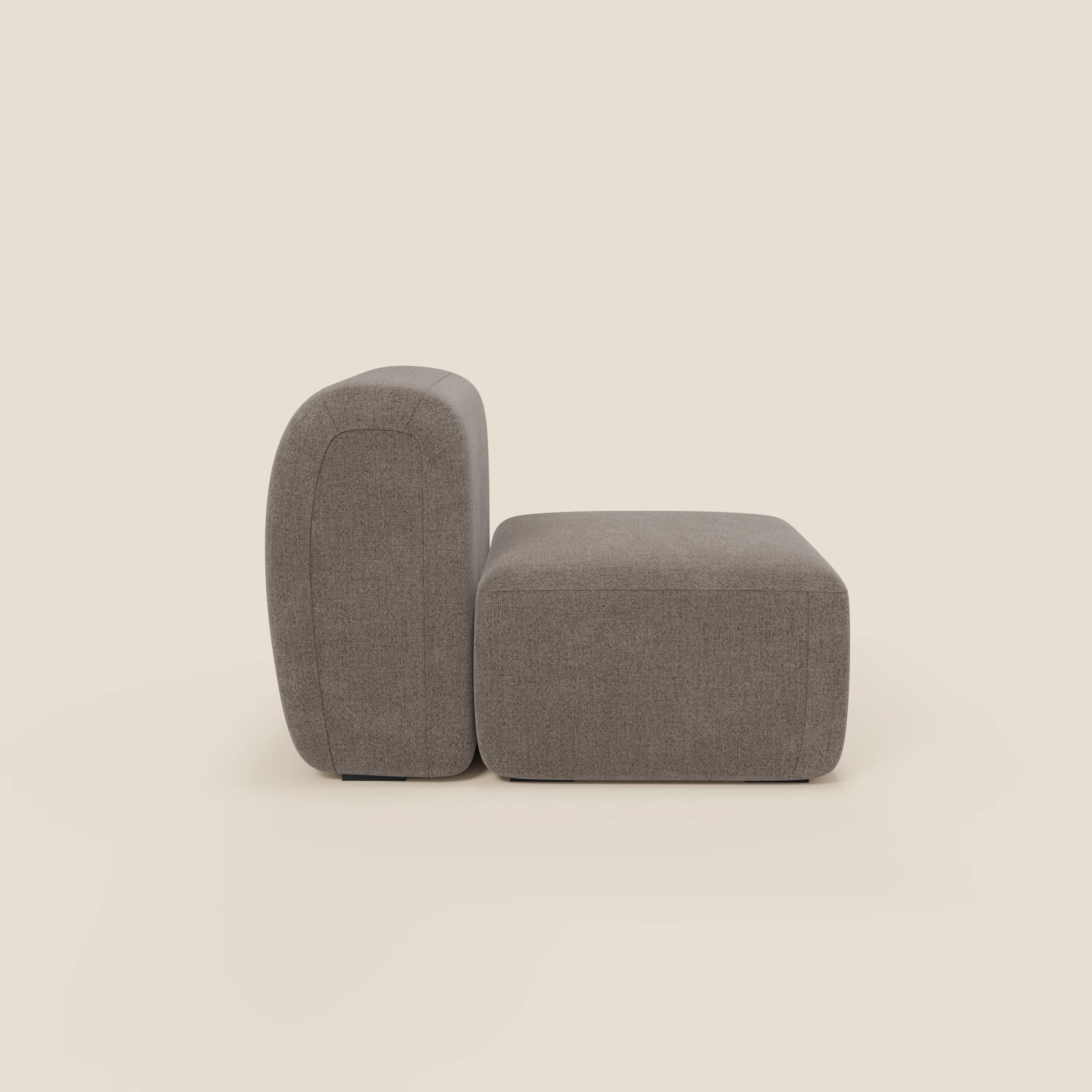 BonBon modulo centrale 70 cm di Divani.Store è una sedia moderna senza braccioli con seduta quadrata e schienale curvo, entrambi in tessuto antimacchia T23 taupe. La vista laterale evidenzia il suo stile minimalista su uno sfondo color crema chiaro.
