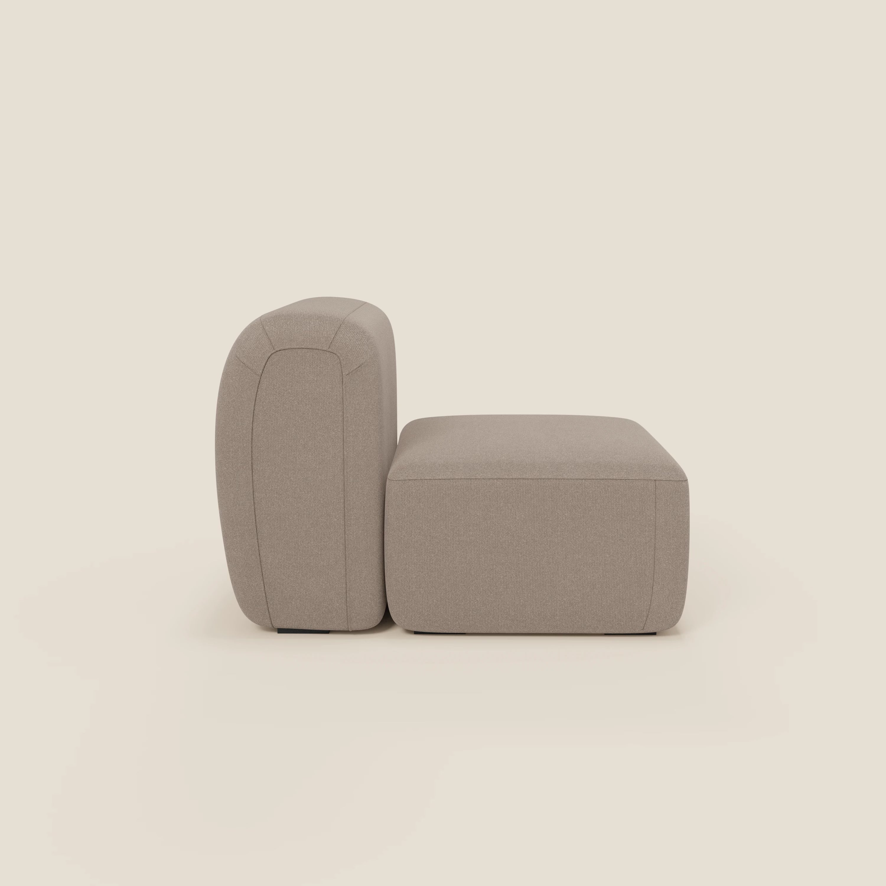 BonBon modulo centrale 70 cm di Divani.Store è una sedia moderna senza braccioli con schienale rettangolare morbido e seduta in tessuto smacchiabile T23 tortora, raffigurata lateralmente su uno sfondo bianco sporco con bordi lisci e arrotondati.