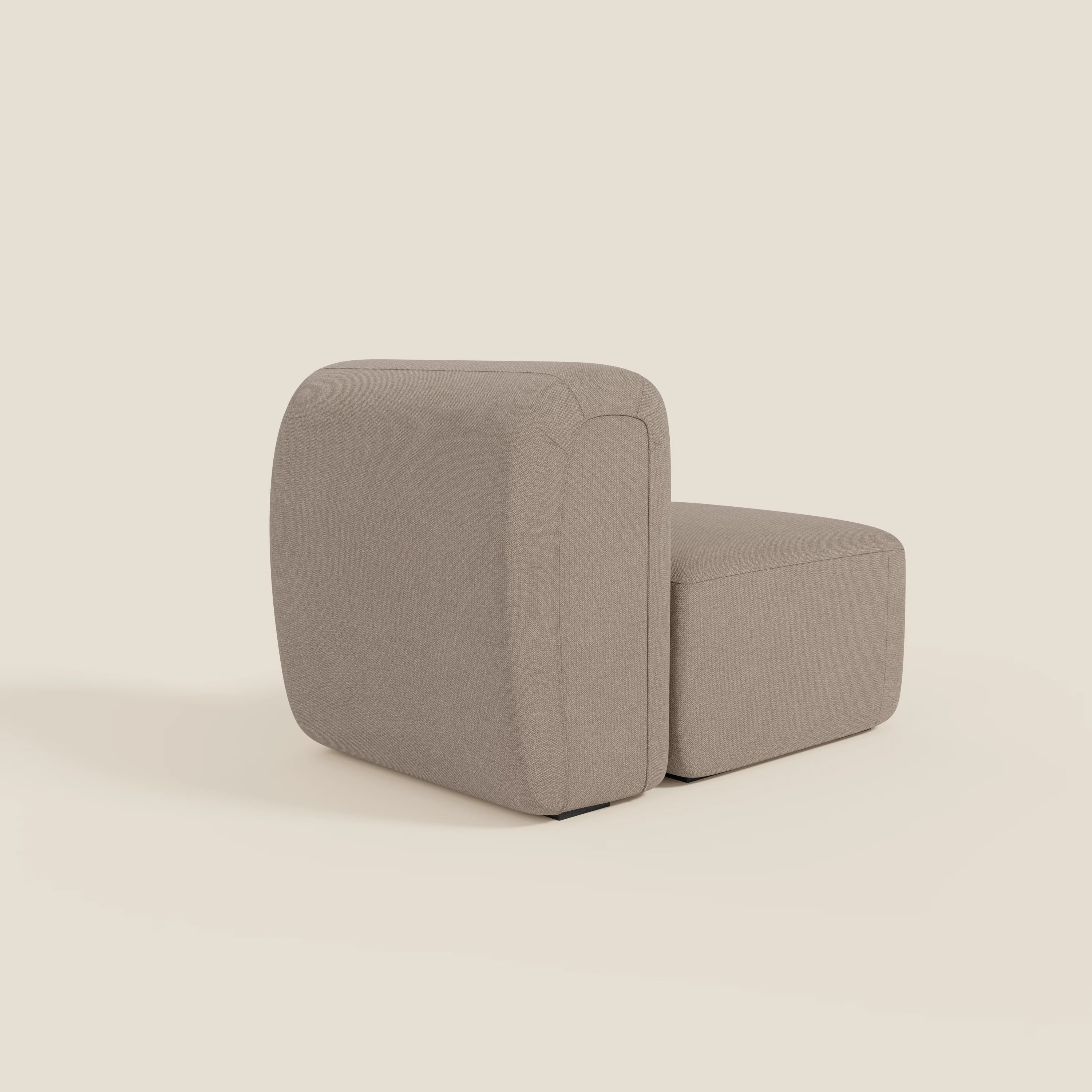 BonBon modulo centrale 70 cm di Divani.Store è una sedia modulare senza braccioli dall'aspetto squadrato e minimalista, rivestita in tessuto antimacchia T23 tortora e caratterizzata da bordi morbidi e arrotondati per un comfort moderno.