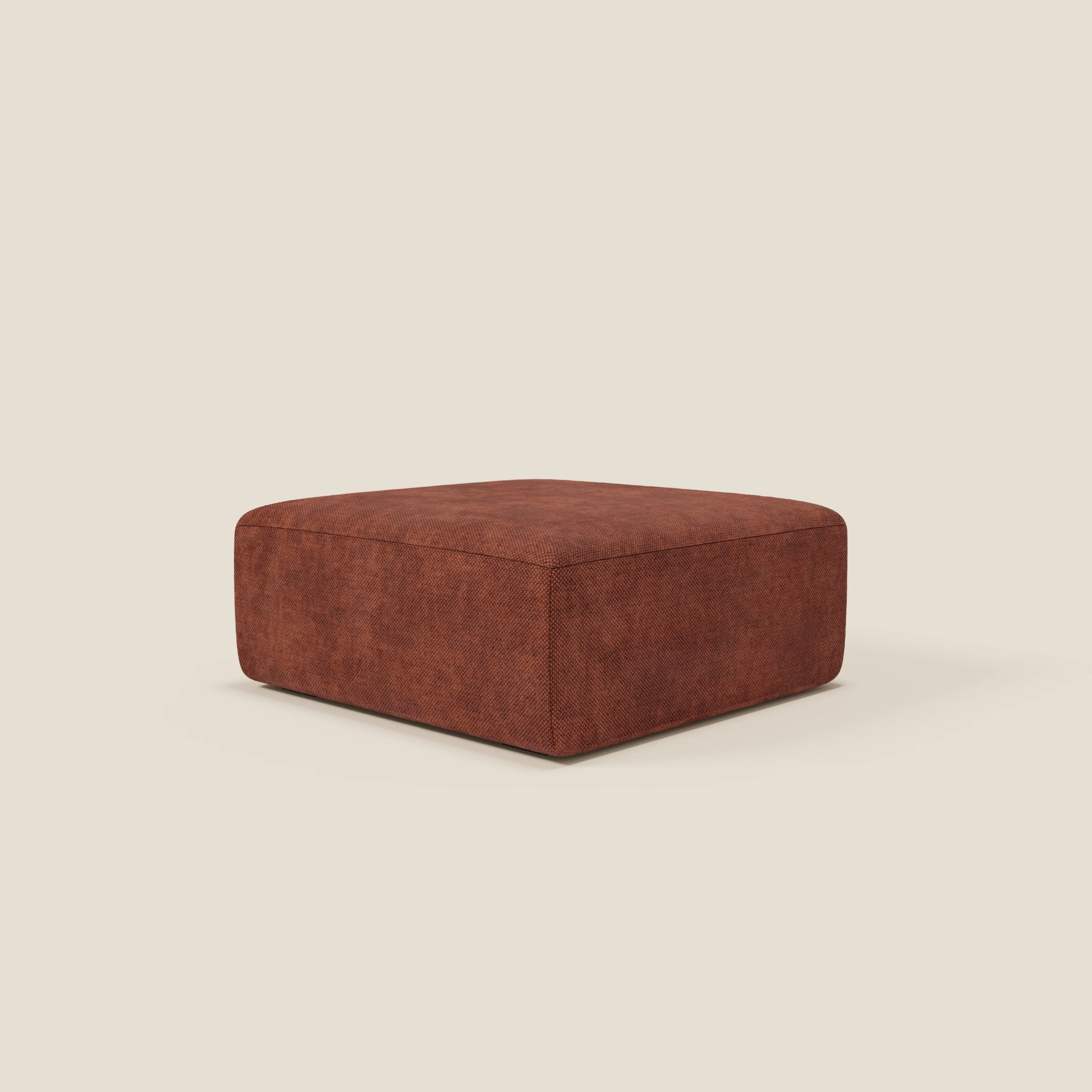 Il pouf modulo BonBon Grande Fratello edition ruggine di Divani.Store è caratterizzato da un tessuto quadrato, color ruggine, con bordi arrotondati e un profilo basso, ideale come accento moderno o abbinato a un divano modulare.