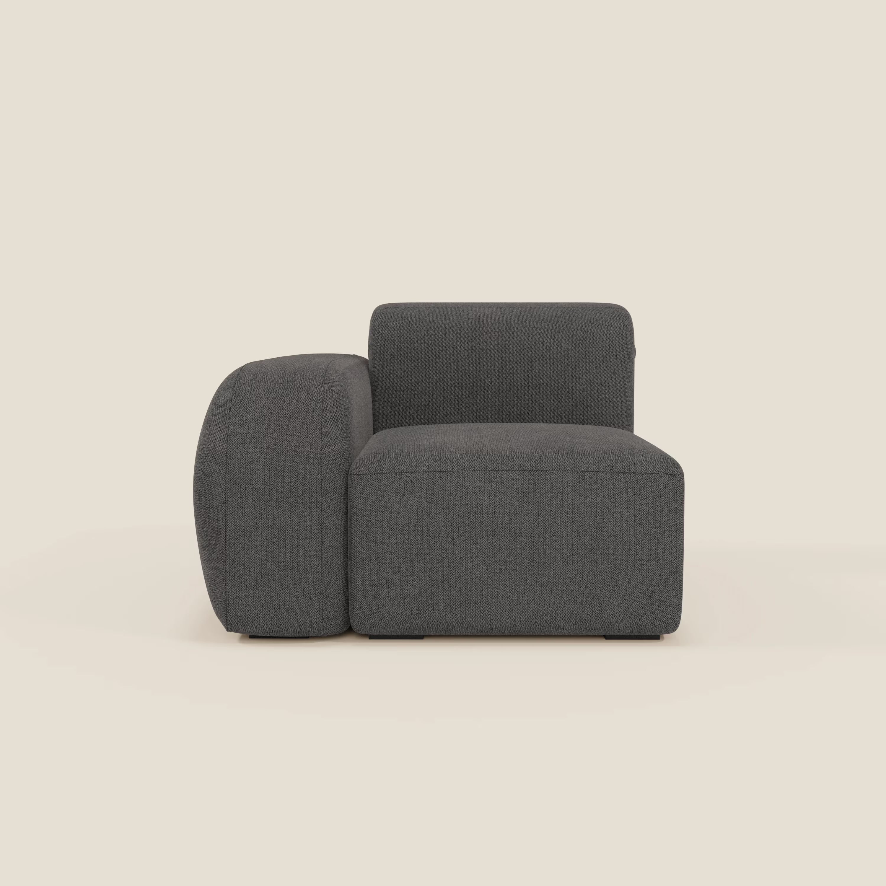 BonBon modulo terminale 105 cm di Divani.Store è caratterizzato da un tessuto antracite T23 antimacchia, da una seduta quadrata e da uno spesso bracciolo imbottito destro o sinistro dal design squadrato e minimalista. Presentato senza braccioli su sfondo beige chiaro.