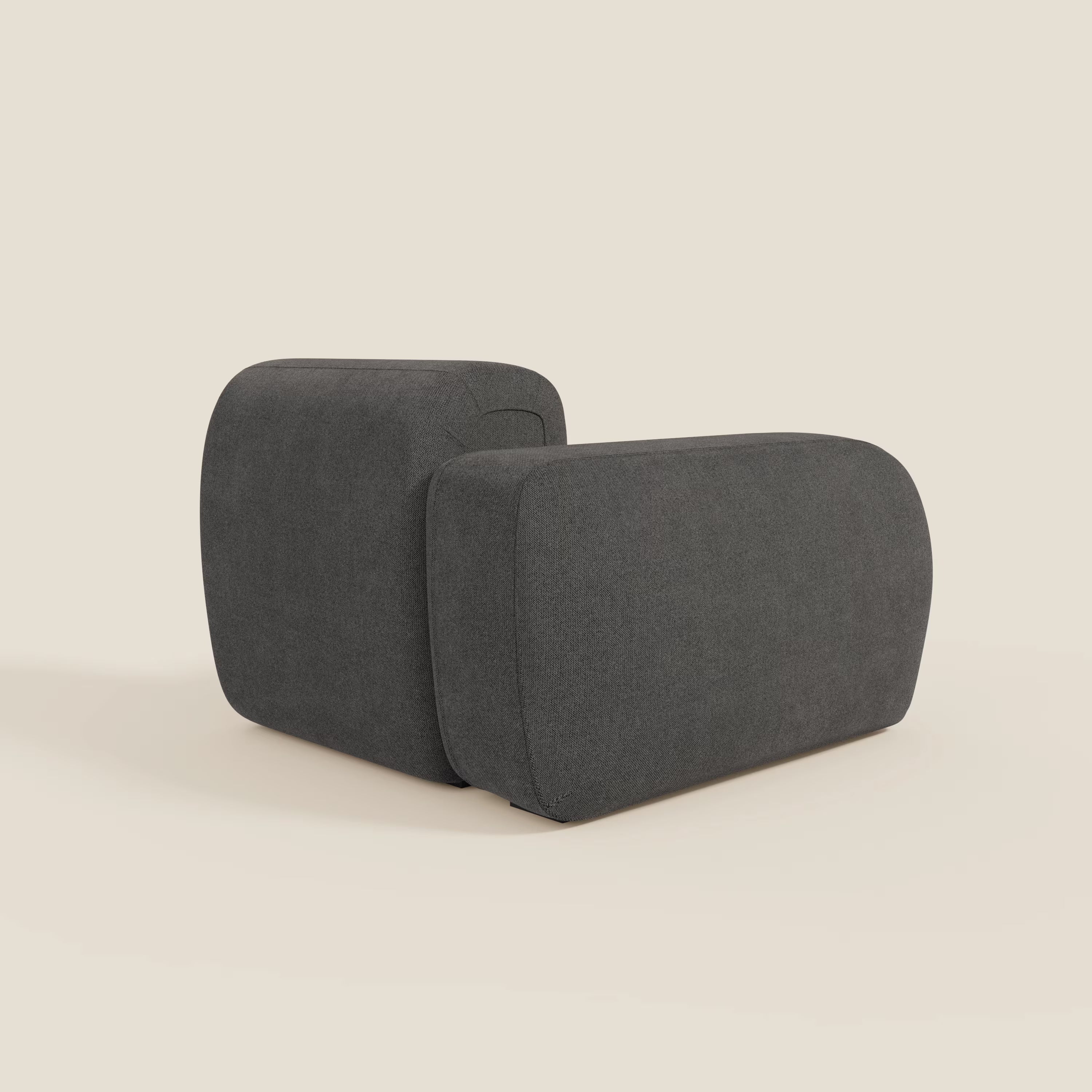 BonBon modulo terminale 105 cm di Divani.Store è una poltrona moderna e minimalista in tessuto smacchiabile T23 antracite, caratterizzata da bordi lisci e arrotondati, profilo basso e imbottitura in peluche, su uno sfondo beige chiaro.