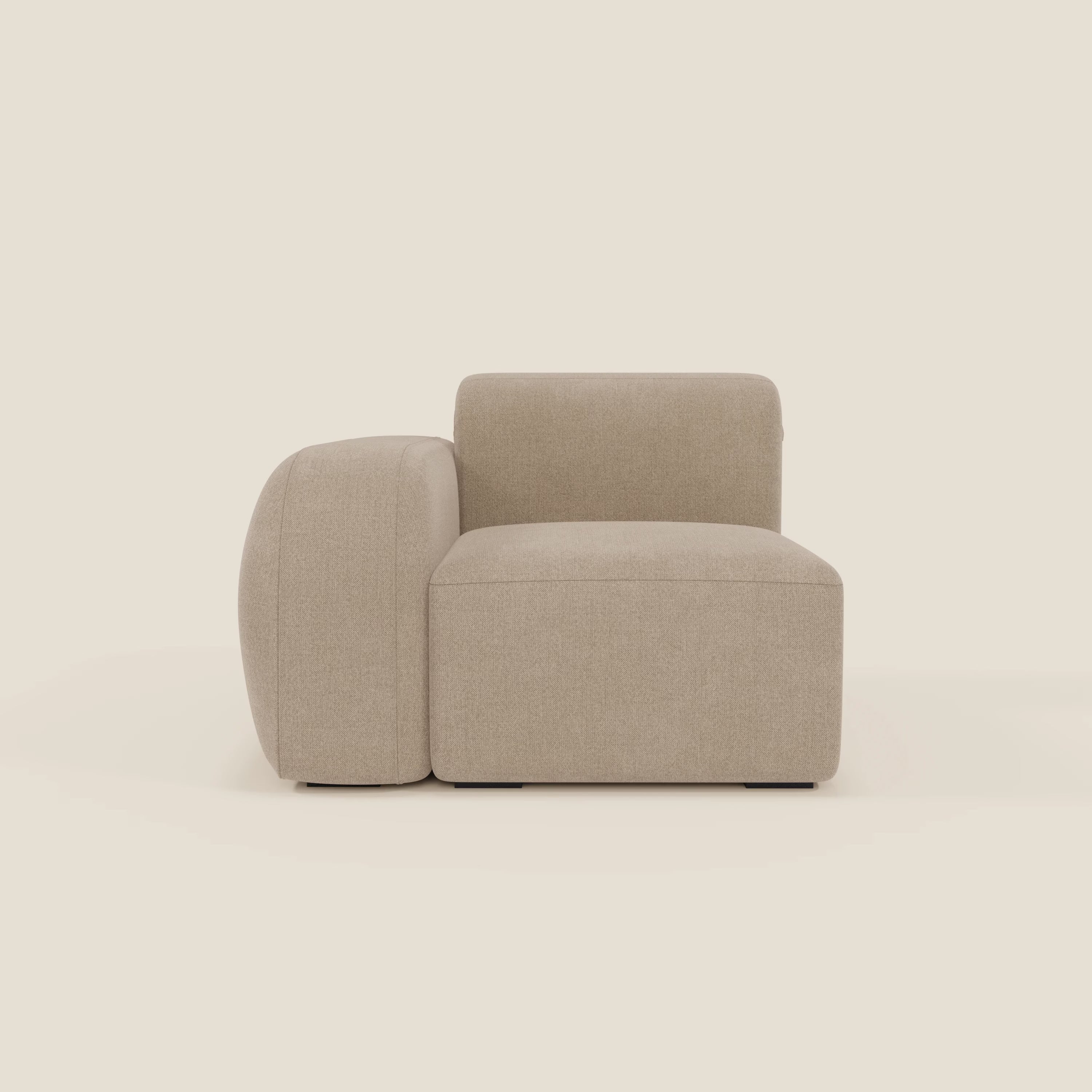 BonBon modulo terminale 105 cm di Divani.Store è una poltroncina senza braccioli in tessuto antimacchia T23 beige, caratterizzata da linee pulite e da un bracciolo laterale arrotondato per un look minimal e moderno.