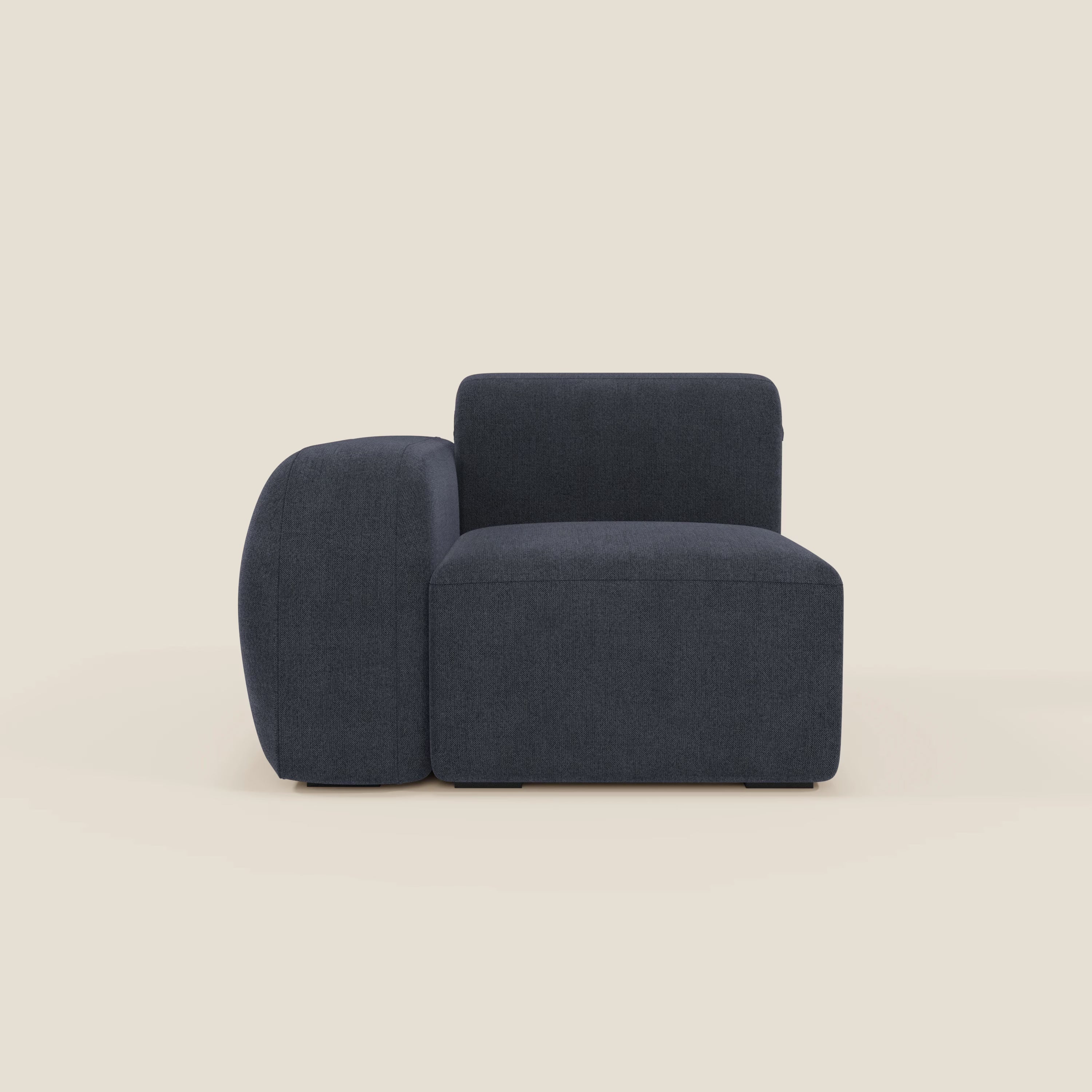 Il BonBon modulo terminale 105 cm di Divani.Store, in tessuto antimacchia T23 ardesia blu, è caratterizzato da una forma moderna e squadrata con un cuscino di seduta spesso e uno schienale basso e arrotondato, qui presentato con un modulo con bracciolo per un look minimalista e accogliente.