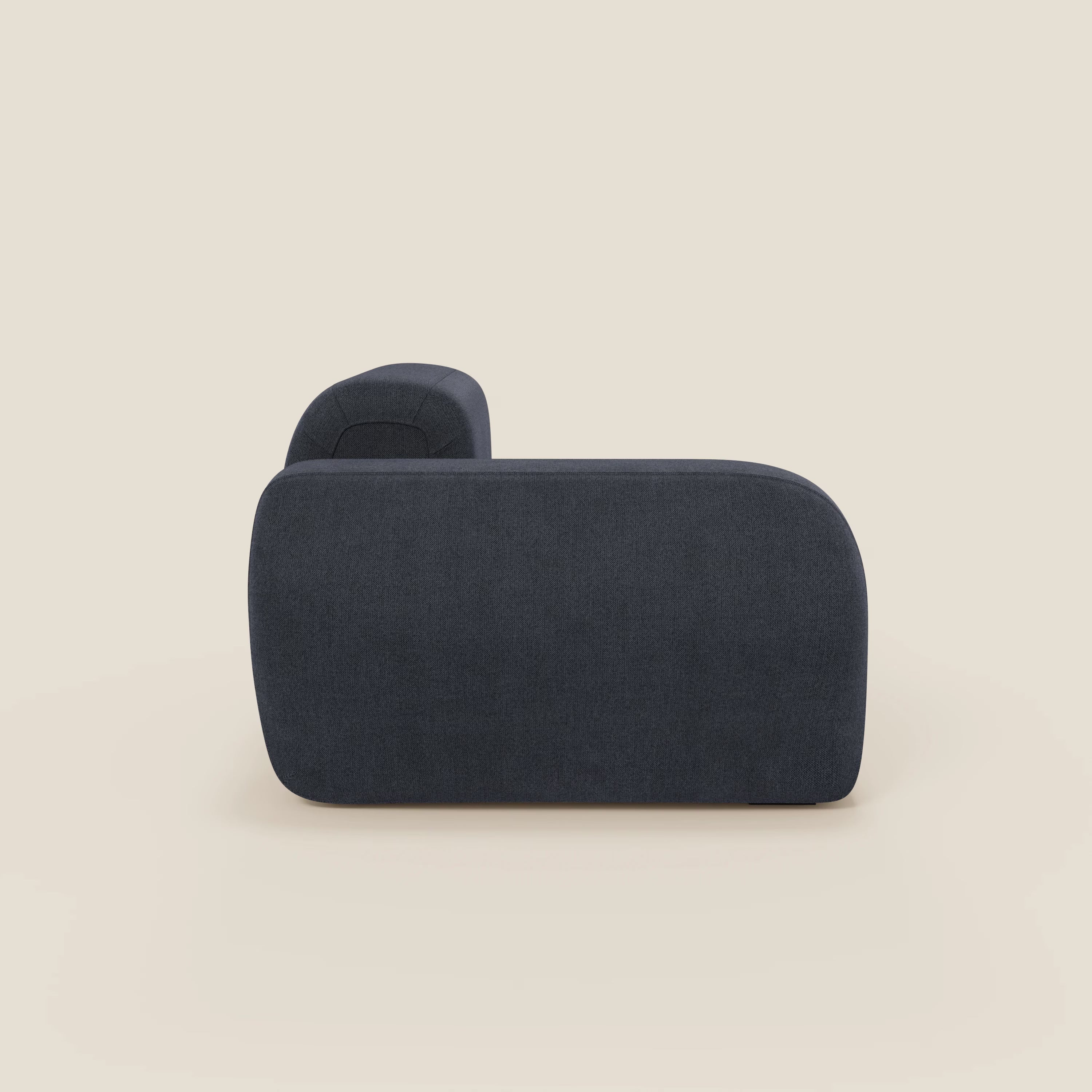 Il modulo terminale BonBon 105 cm sinistro o destro di Divani.Store, in tessuto smacchiabile T23 blu ardesia, presenta un design minimalista e contemporaneo con bordi arrotondati e schienale basso su uno sfondo bianco sporco.
