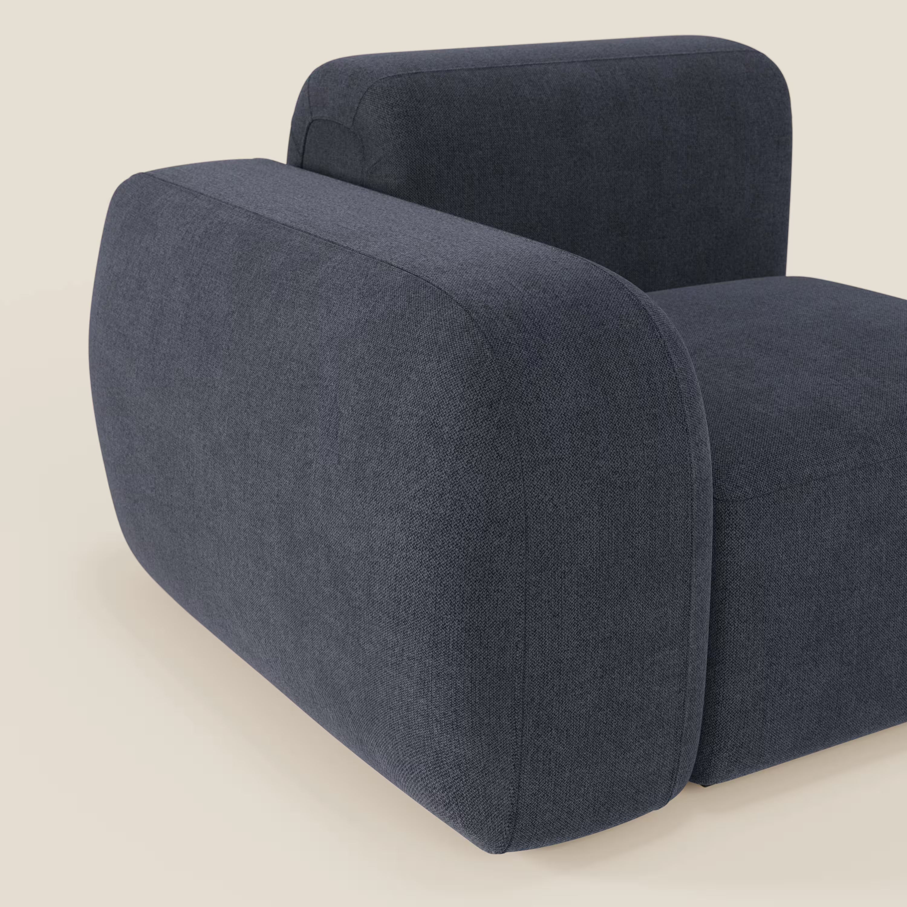 Il BonBon modulo terminale 105 cm di Divani.Store, in tessuto smacchiabile T23 blu ardesia, è caratterizzato da un design geometrico e robusto con braccioli spessi e arrotondati, il cui stile contemporaneo spicca sul fondo bianco sporco.