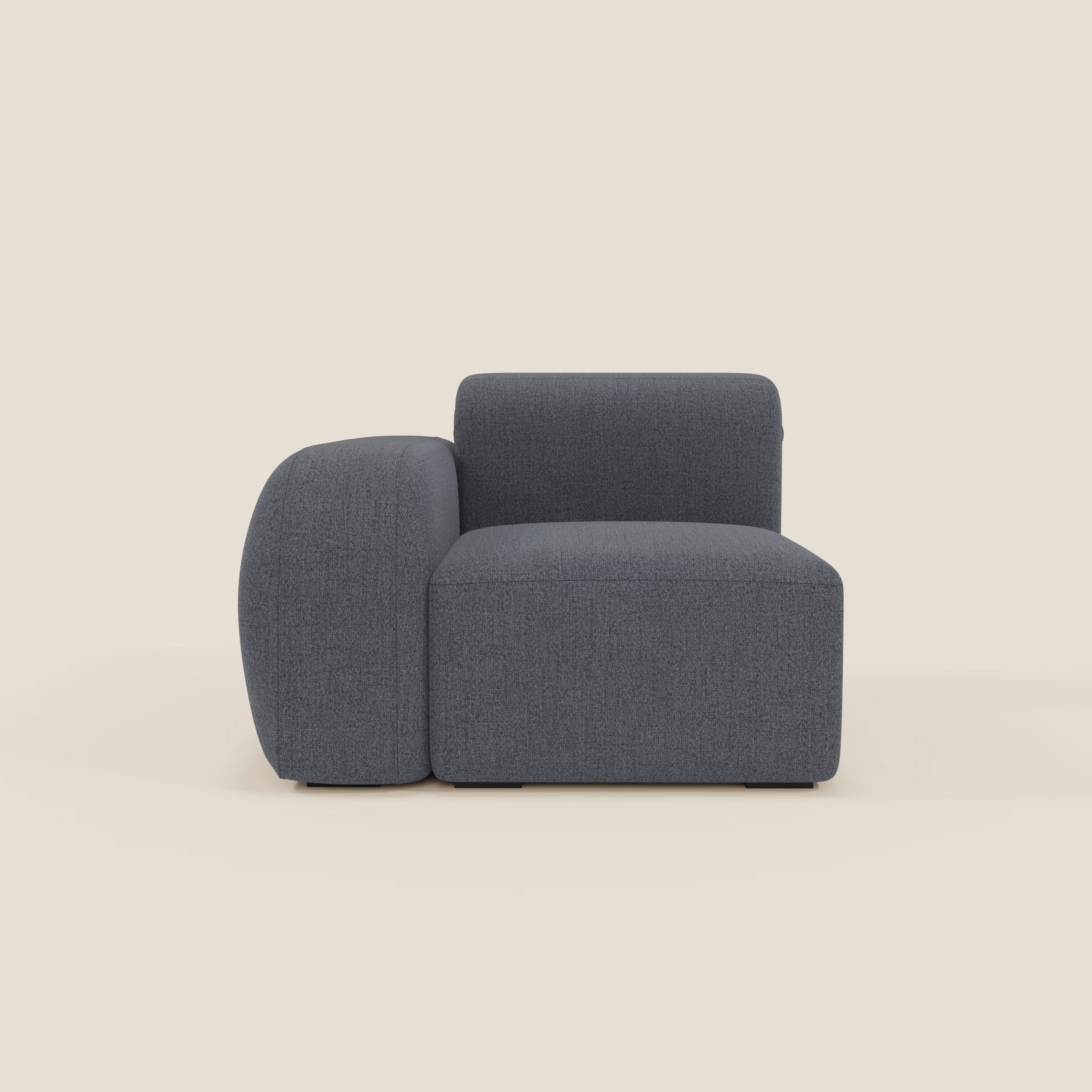 BonBon modulo terminale 105 cm di Divani.Store è una sedia moderna senza braccioli in tessuto grafite blu T23 antimacchia, con schienale basso, ampia seduta arrotondata e cuscino curvo ispirato al divano componibile per garantire comfort e facilità di manutenzione.
