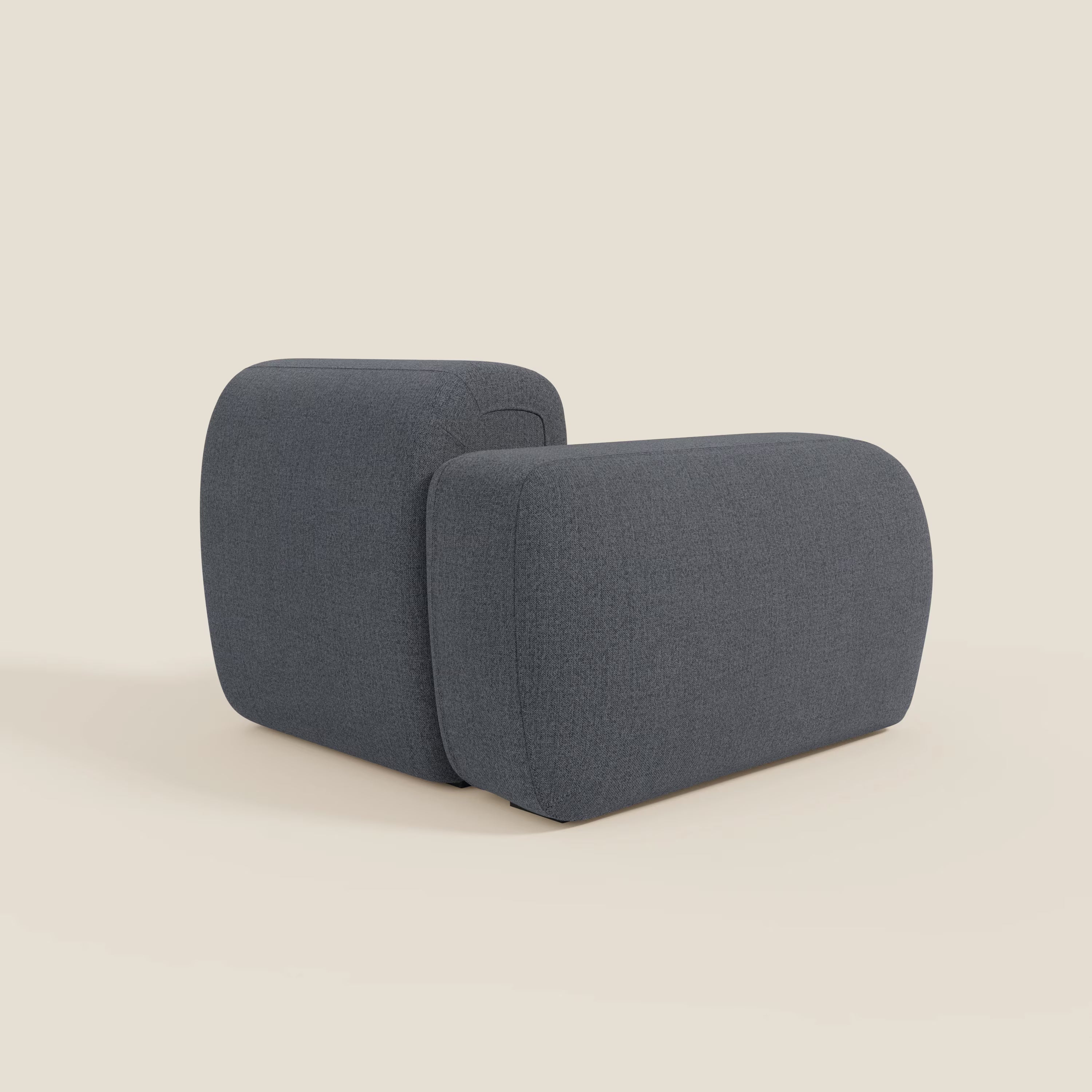 Il BonBon modulo terminale 105 cm sinistro o destro di Divani.Store in smacchiabile T23 blu grafite è caratterizzato da un design moderno e minimalista con bordi morbidi e arrotondati, imbottitura testurizzata e una seduta bassa e ampia per un maggiore comfort.