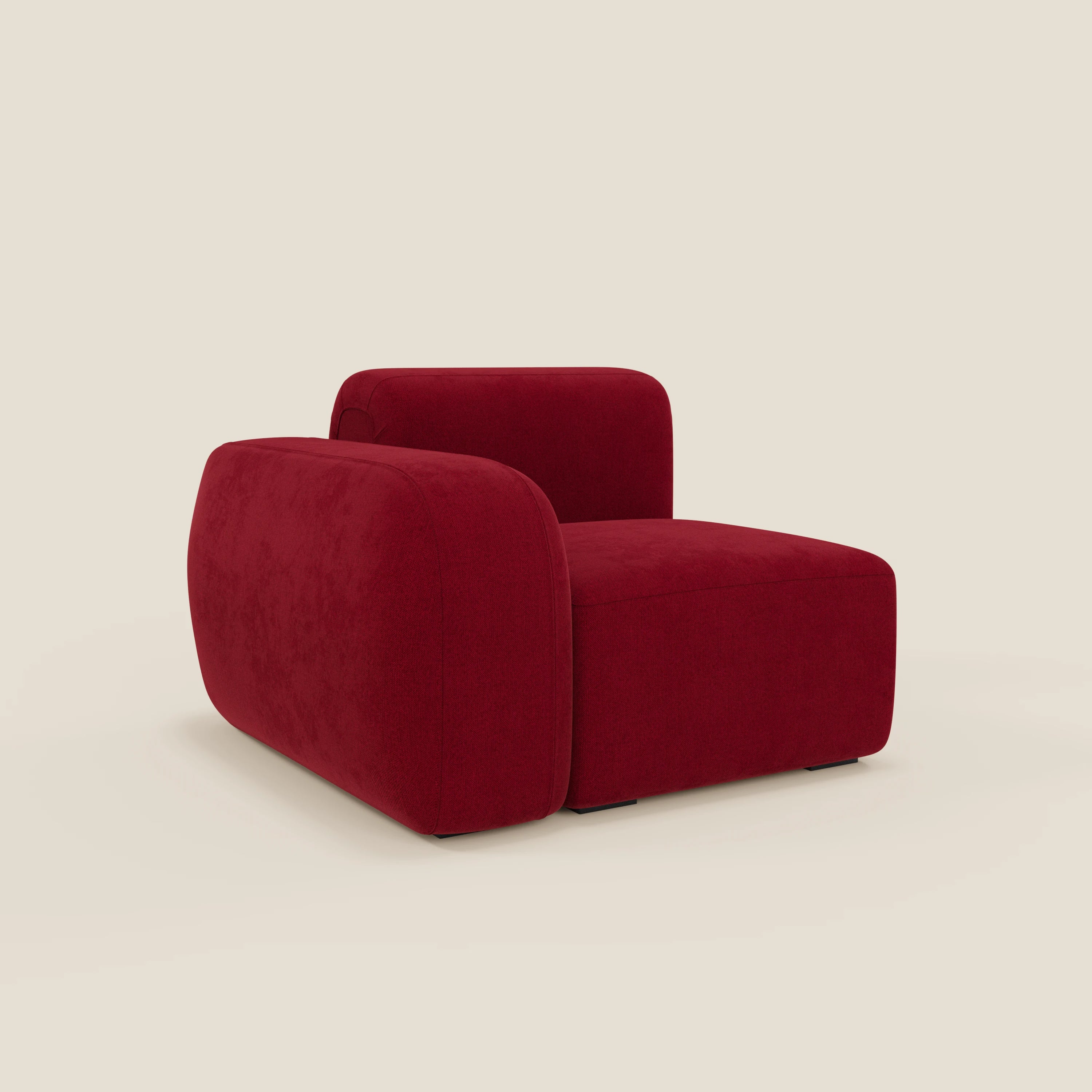 BonBon modulo terminale 105 cm di Divani.Store è una poltrona moderna in tessuto smacchiabile T23 bordeaux, con cuscini spessi e arrotondati e proporzioni basse e ampie. Il suo design minimalista spicca su uno sfondo beige semplice.