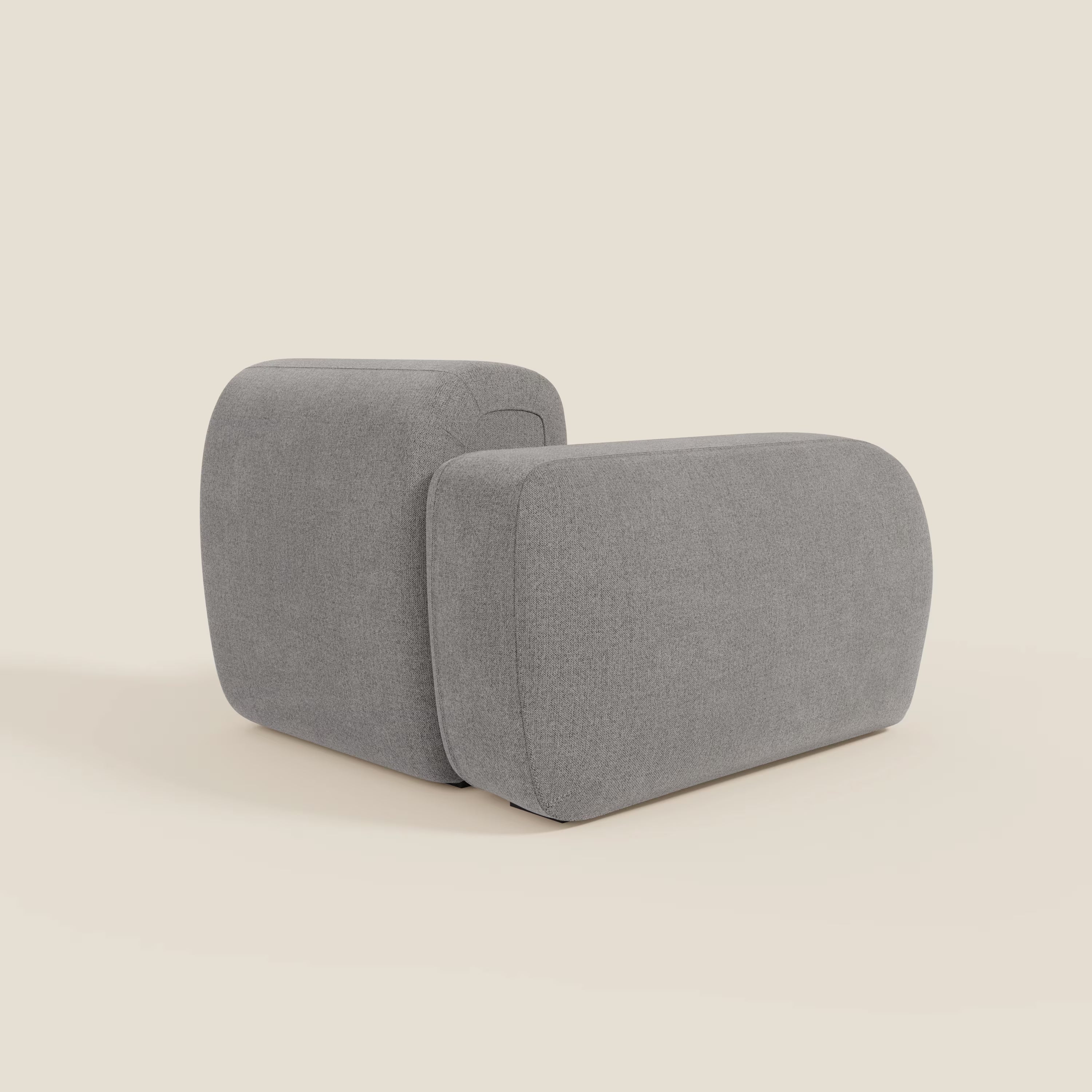 Il modulo BonBon terminale 105 cm sinistro o destro di Divani.Store è caratterizzato da un design minimalista e moderno con curve morbide e tessuto T23 grigio smacchiabile. La sua forma liscia e a blocchi integra seduta e schienale, su uno sfondo bianco sporco.