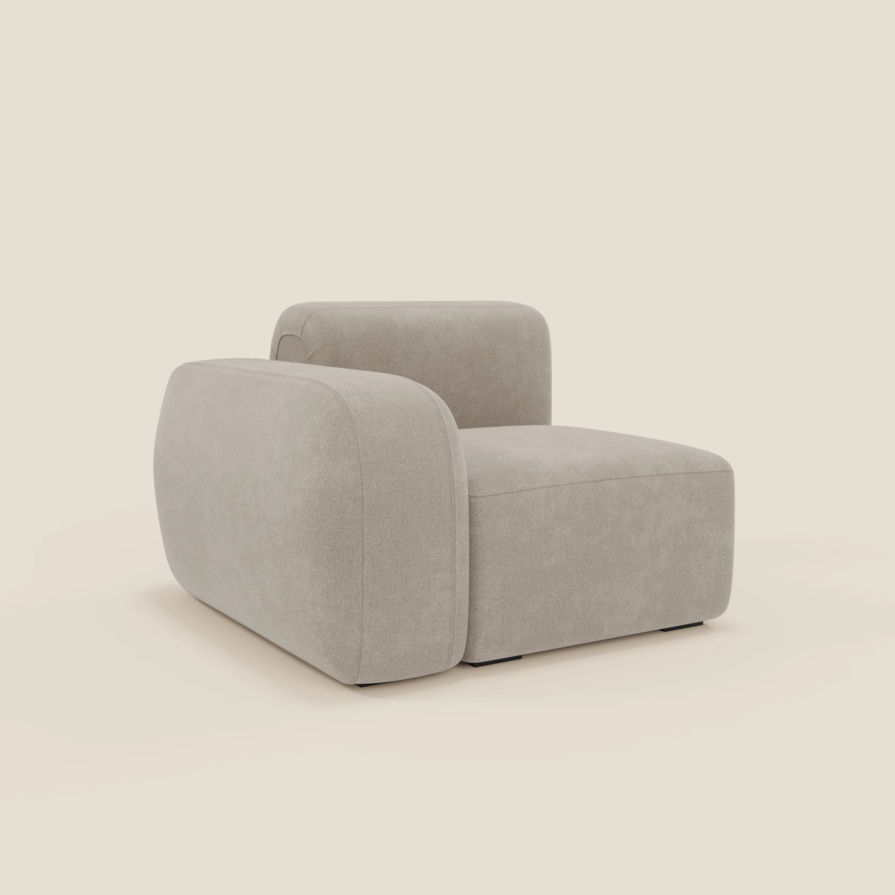 BonBon modulo terminale 105 cm di Divani.Store è una poltrona moderna dal design minimalista e squadrato in tessuto smacchiabile T23 panna, con schienale basso, bracciolo largo destro o sinistro e bordi arrotondati e lisci su uno sfondo senza cuciture.