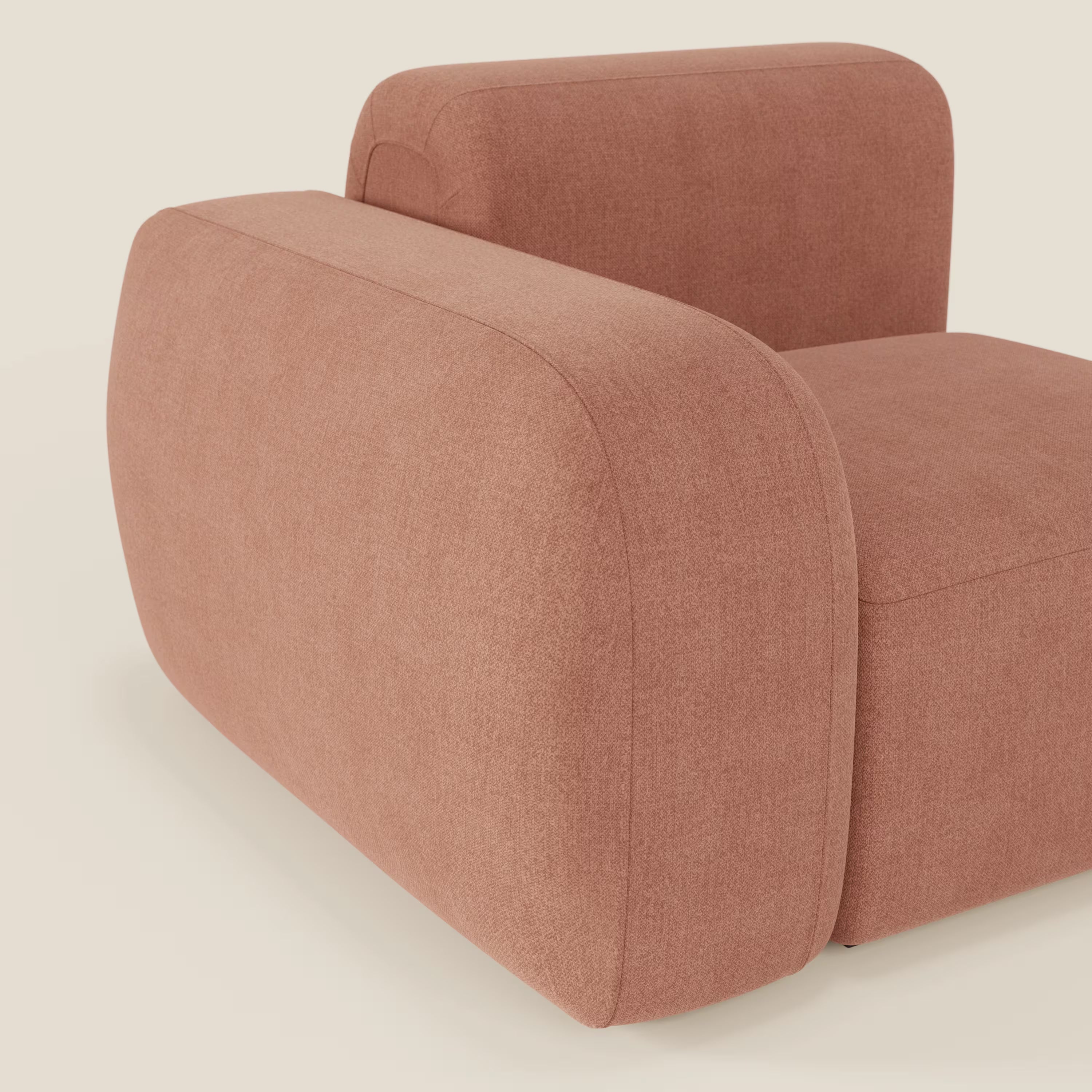 BonBon modulo terminale 105 cm di Divani.Store è una poltrona moderna con braccioli spessi e arrotondati e una seduta squadrata. Rivestita in tessuto T23 pesca easy-clean, è caratterizzata da bordi lisci, stile minimalista e sfondo neutro.
