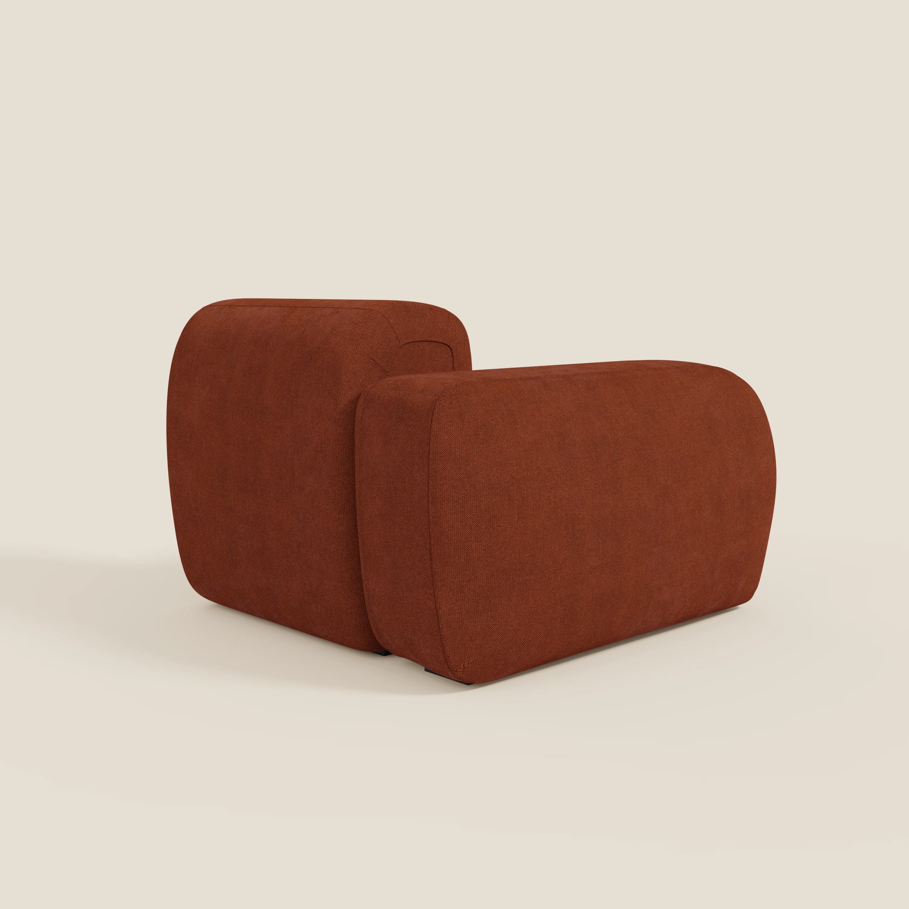 Il modulo BonBon terminale 105 cm sinistro o destro di Divani.Store è caratterizzato da un design moderno e minimalista con bordi arrotondati e lisci e tessuto T23 antimacchia color ruggine. Non sono visibili le gambe; è raffigurato su uno sfondo beige chiaro.
