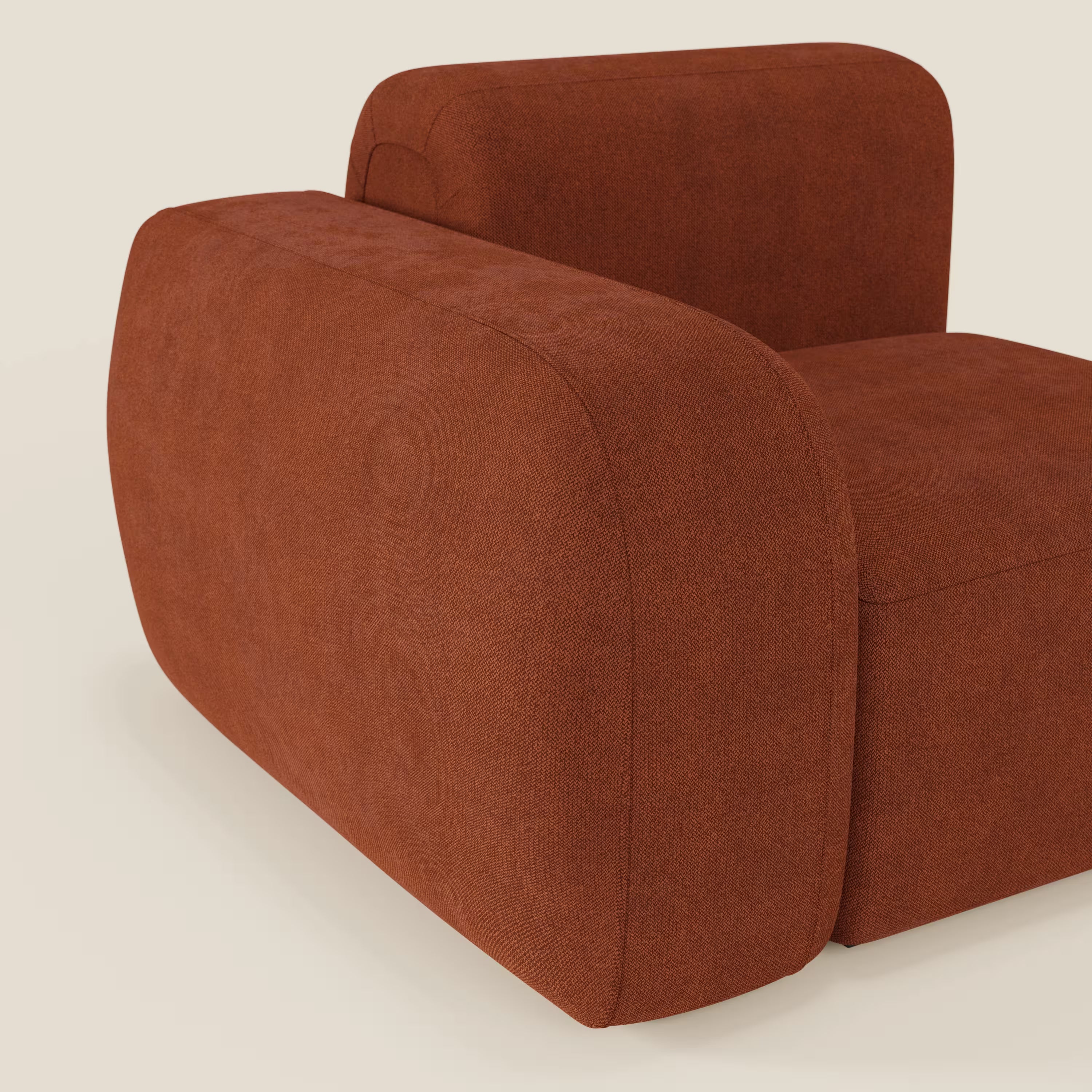 Il BonBon modulo terminale 105 cm di Divani.Store in tessuto ruggine T23, facile da pulire, è caratterizzato da braccioli spessi e arrotondati e da un design squadrato e ribassato, con uno sfondo bianco sporco che ne mette in risalto le curve morbide e la consistenza soffice.