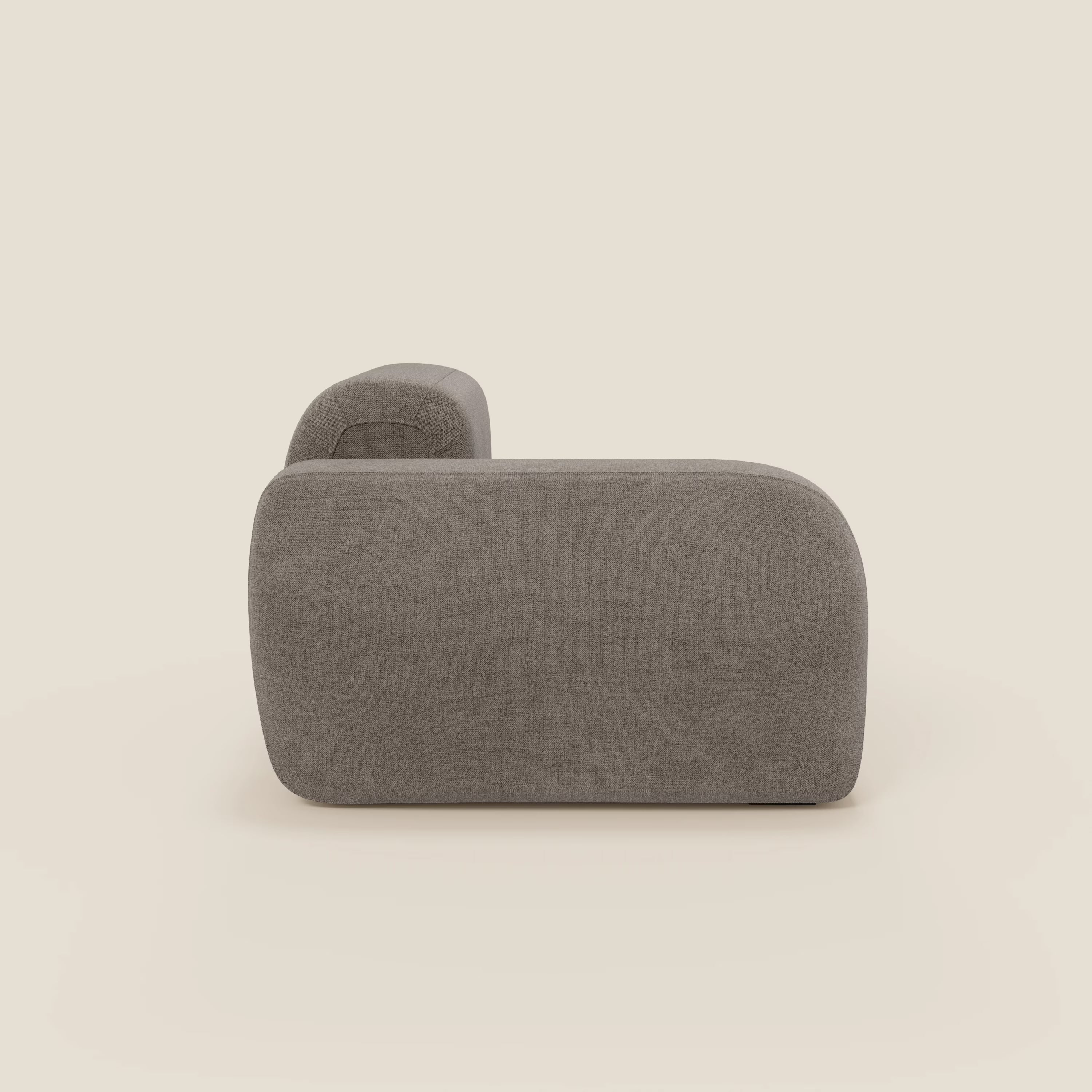Il BonBon modulo terminale 105 cm sinistro o destro di Divani.Store, rivestito in tessuto smacchiabile T23 talpa, ha un design moderno e arrotondato con bordi lisci e senza gambe o cuscini a vista, mostrato di lato su uno sfondo bianco sporco.