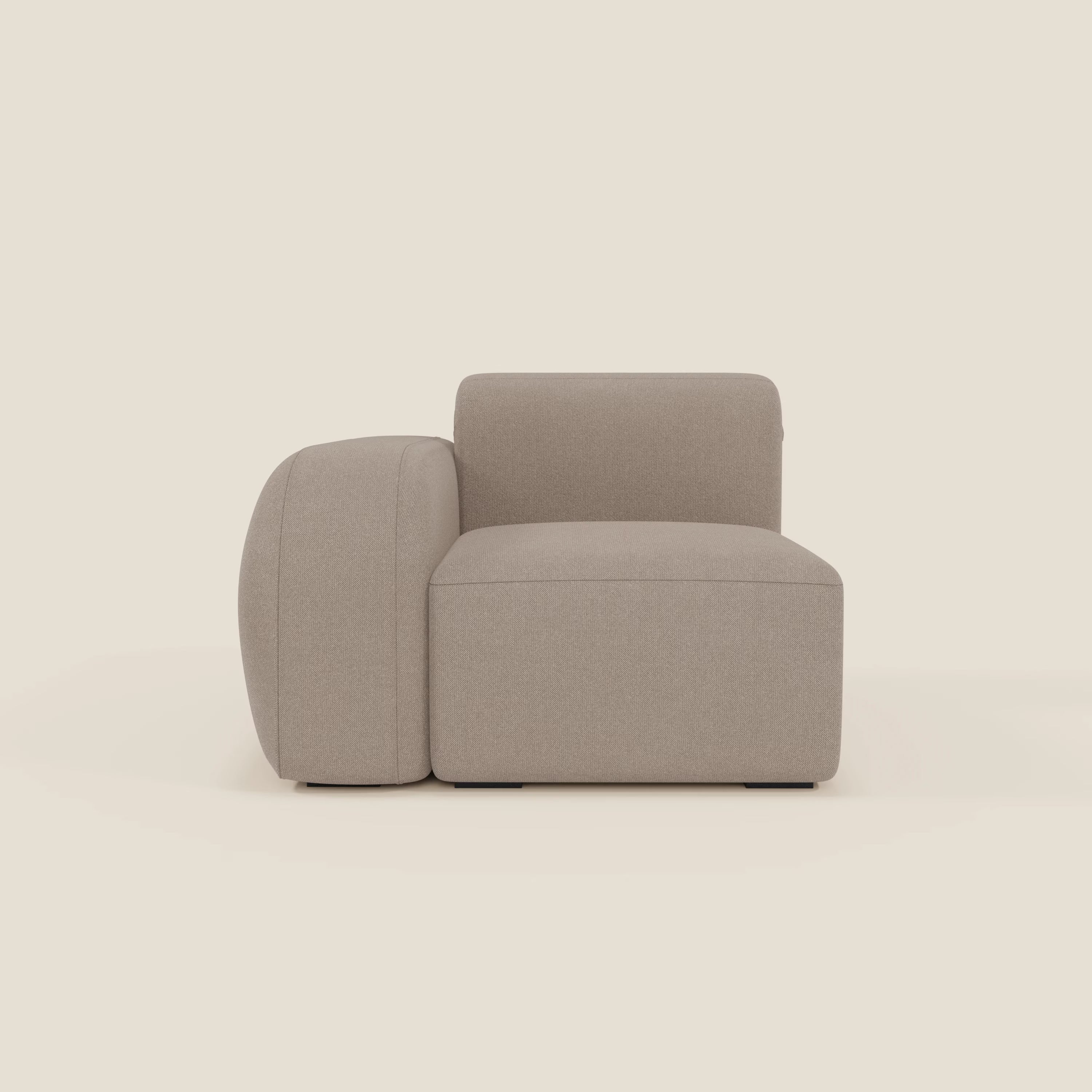 Il BonBon modulo terminale 105 cm di Divani.Store, in tessuto smacchiabile T23 tortora, presenta un design moderno e geometrico con un unico bracciolo sinistro o destro, schienale basso e seduta ampia su sfondo solido tortora.